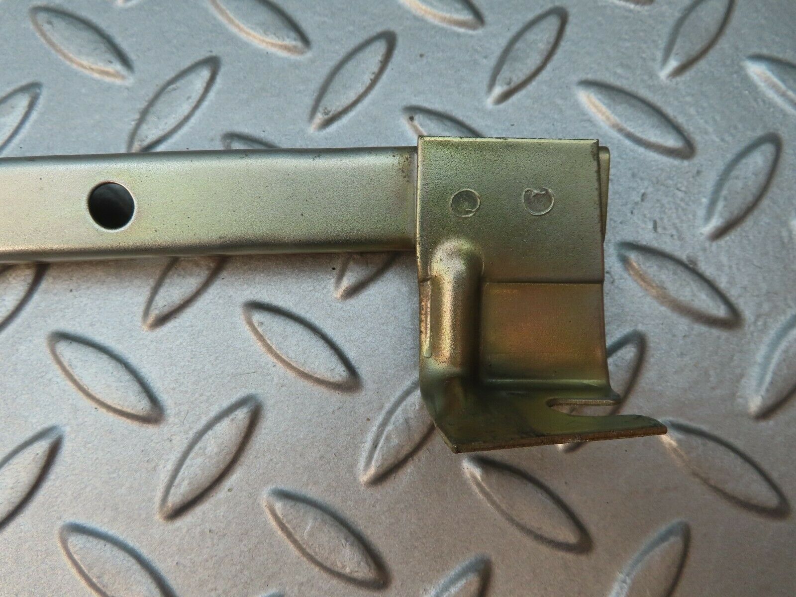 4050 Mercedes-Benz S123 200T Wagon Rear Left Window Guide Rail