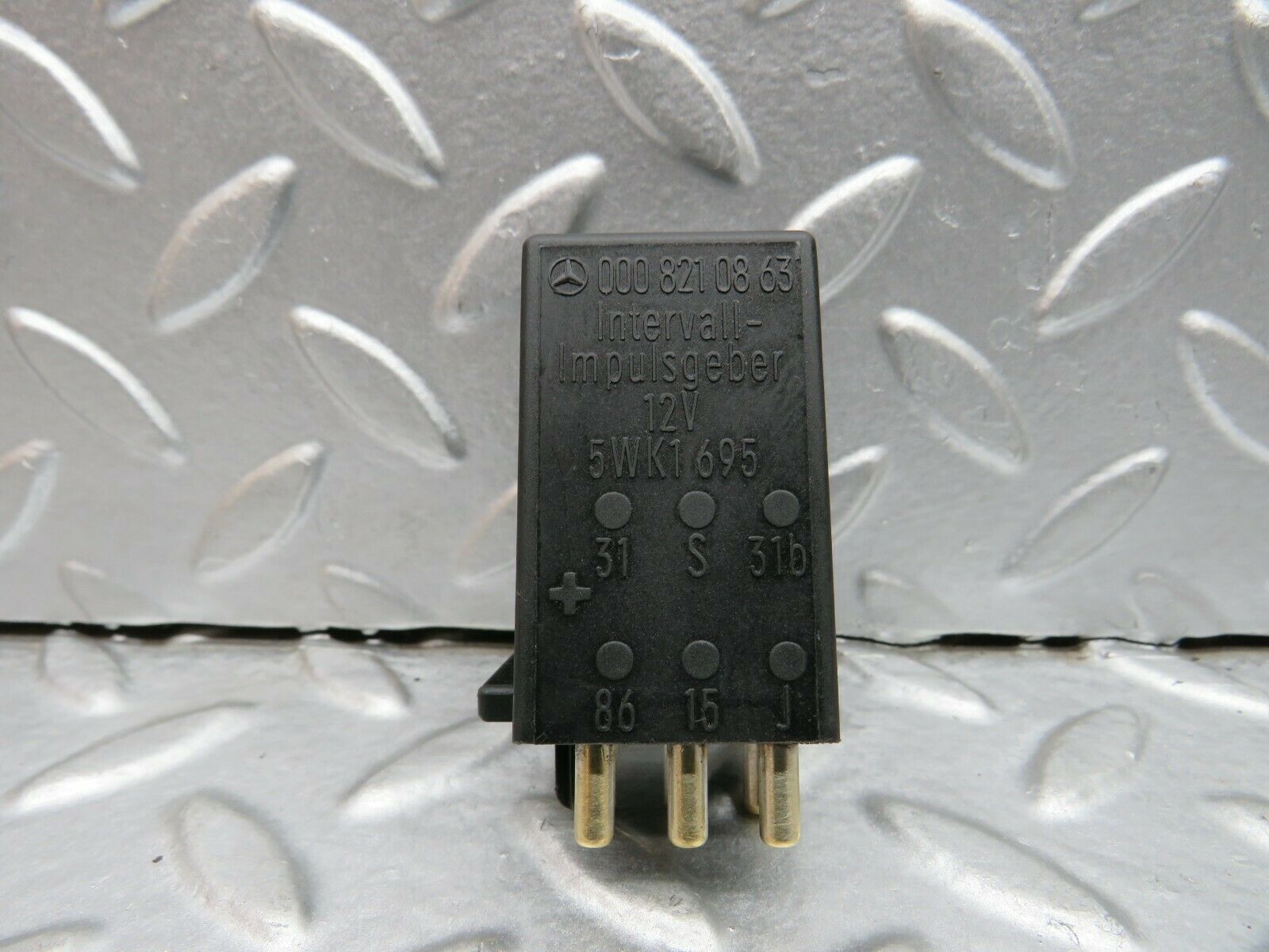 22249 Mercedes-Benz S123 280TE Wagon Intermittent Wiper Relay 0008210863