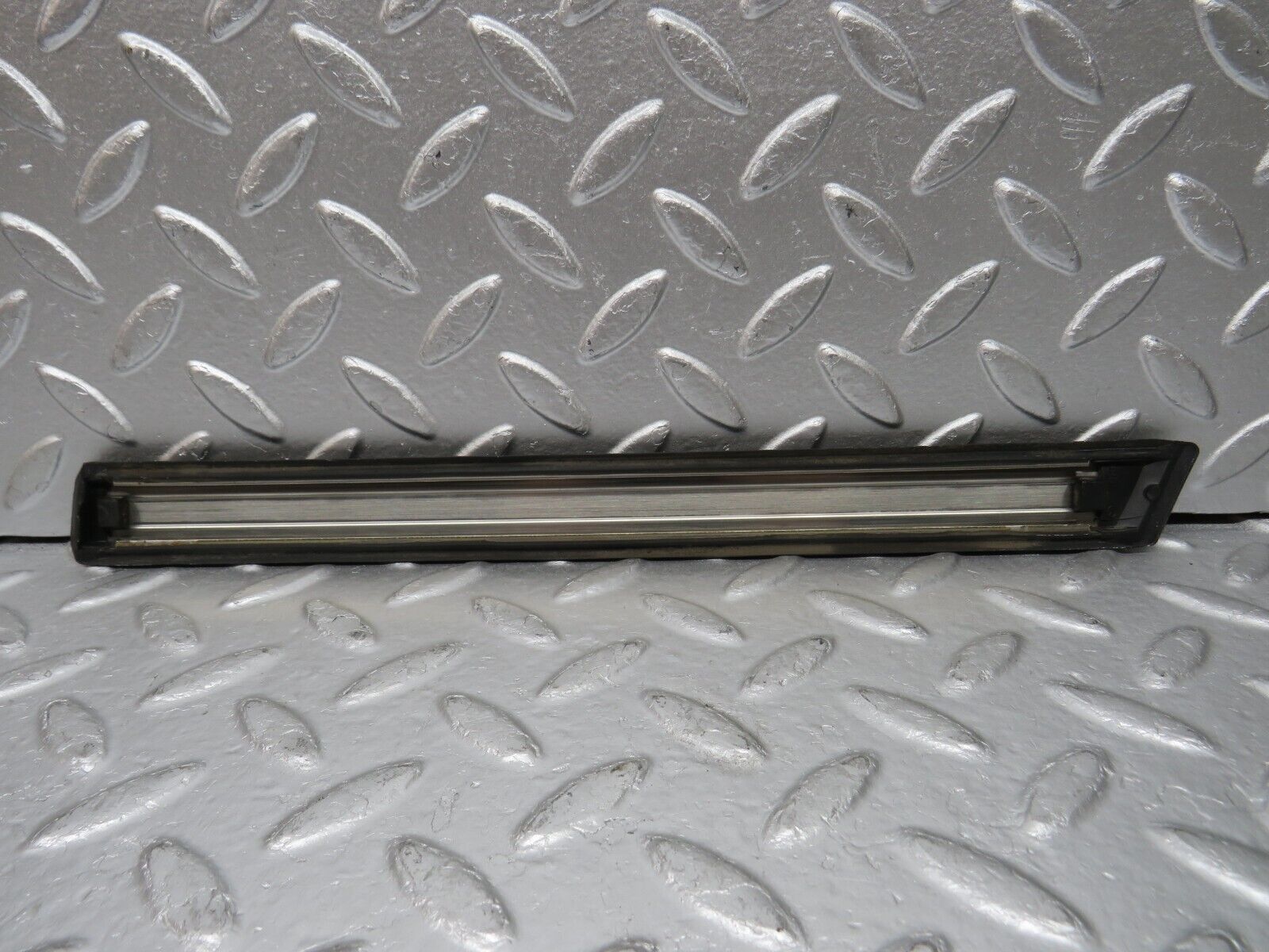 30782 Mercedes-Benz W201 190E 2.0L Front Left Fender Wing Centre Moulding Trim