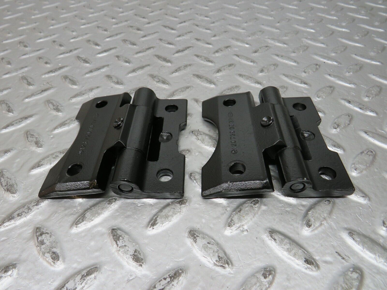 32148 Mercedes-Benz W123 230E Door Hinge Pair 1237200037