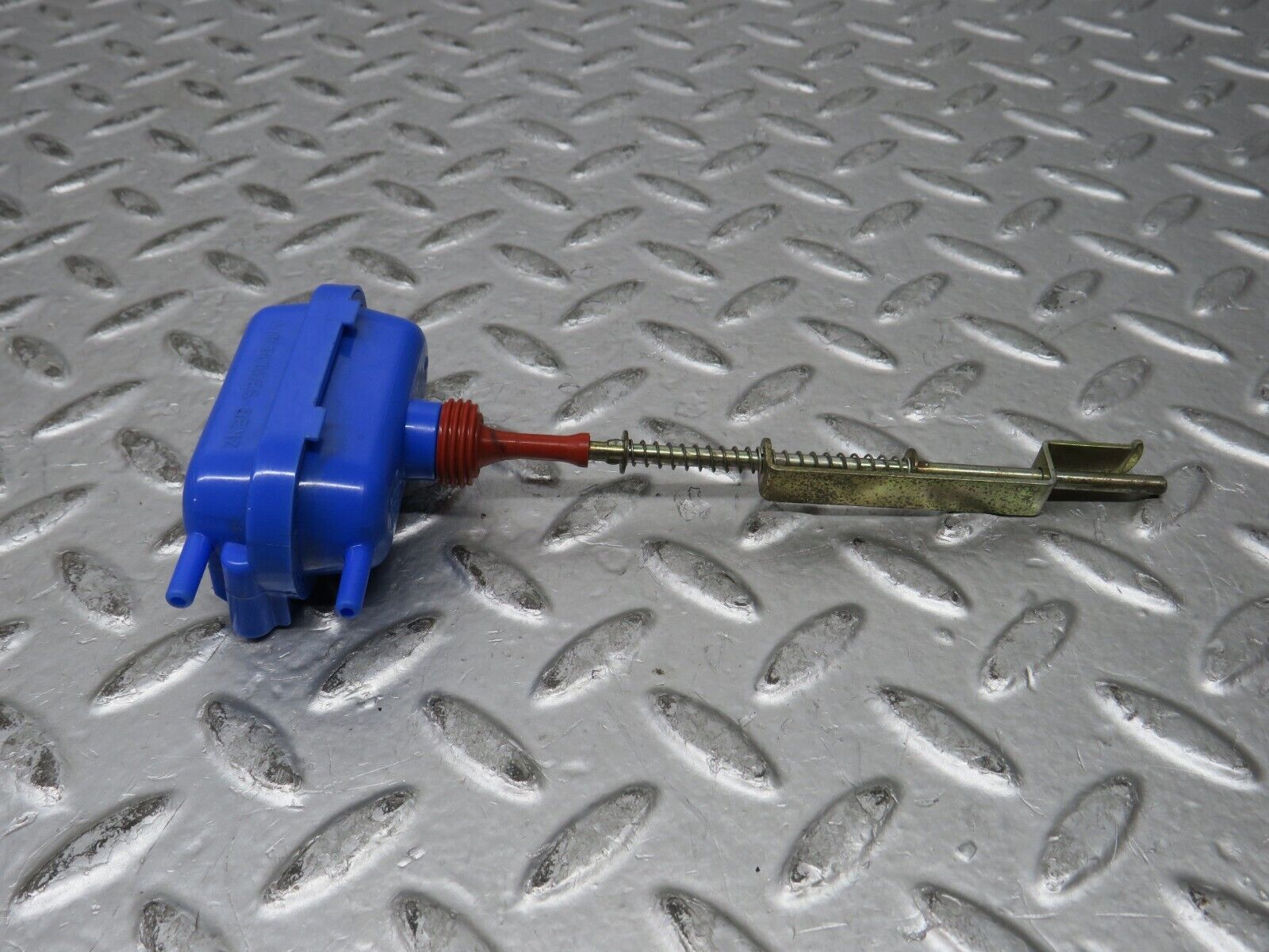 28658 Mercedes-Benz W123 230E Trunk Lock Vacuum Actuator
