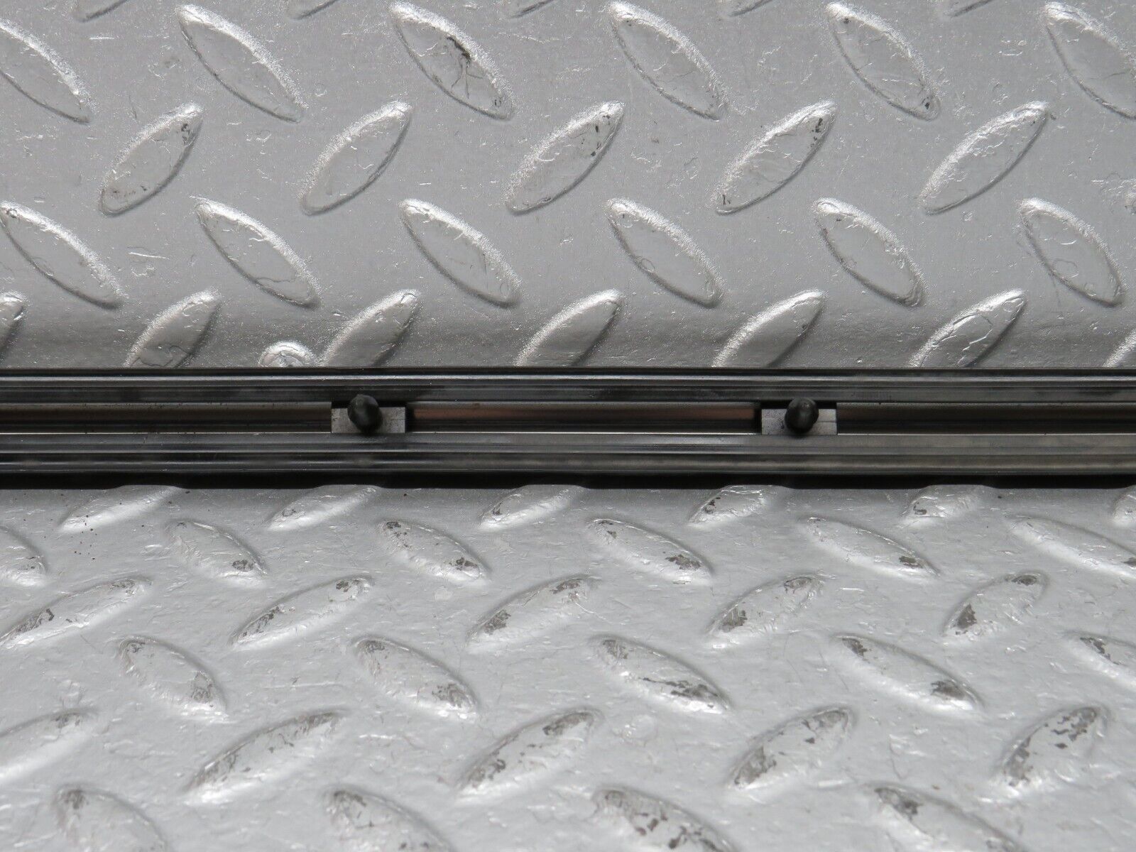 40639 Mercedes-Benz W123 300D Front Left Fender Wing Centre Moulding Trim
