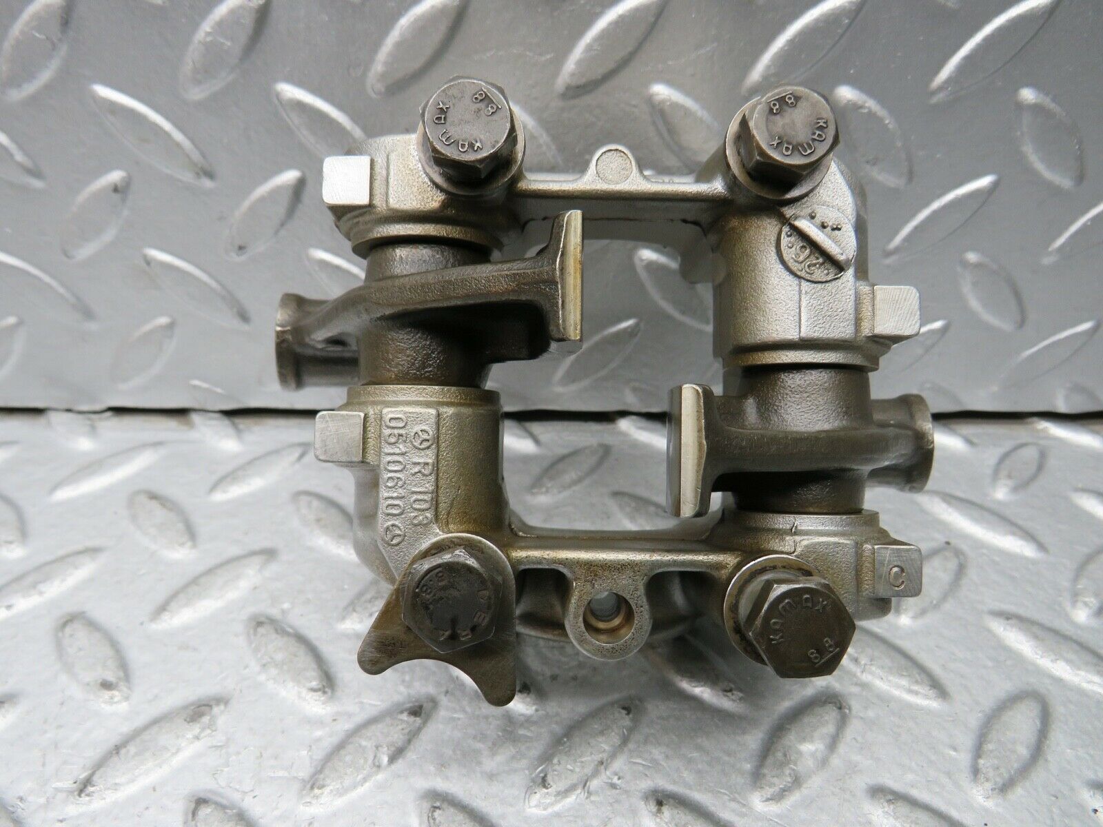 21740 Mercedes-Benz W126 300SE Rocker Arms Camshaft Bearing Block 1030510610
