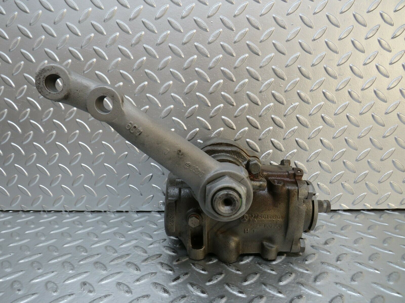 23634 Mercedes-Benz W114 280E Steering Box RHD 1074610601