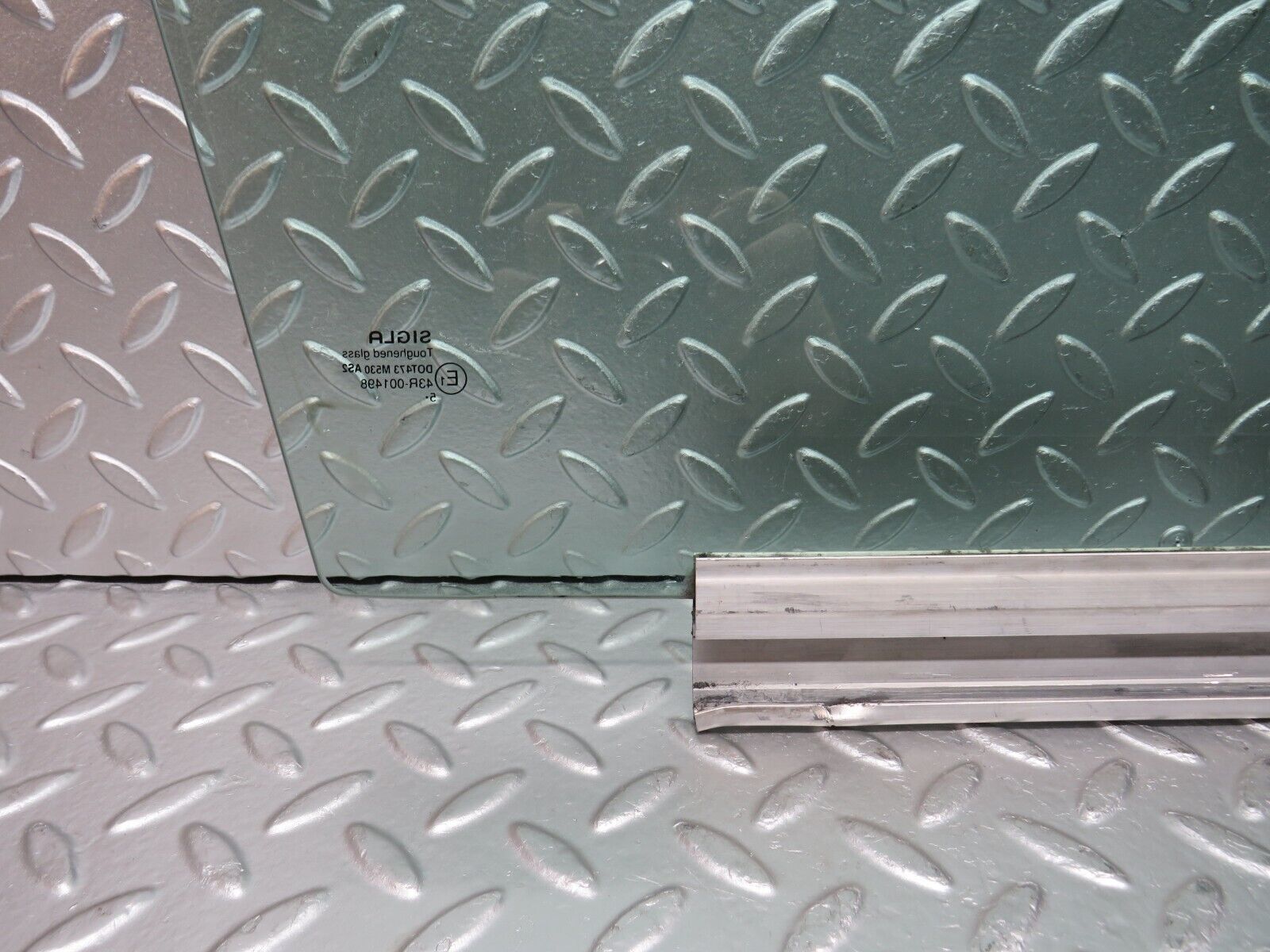 31475 Mercedes-Benz S124 220TE Wagon Front Left Door Window Glass