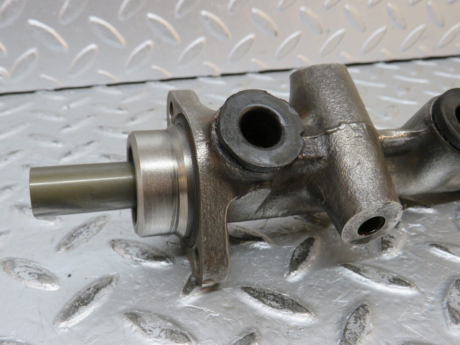 32139 Mercedes-Benz W123 230E Brake Master Cylinder Bendix
