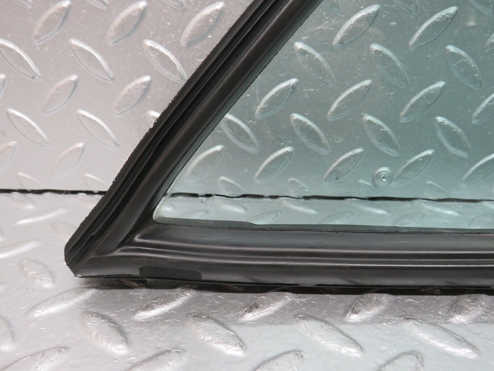 33144 Mercedes-Benz W126 Rear Right Quarter Window Glass 1267350224