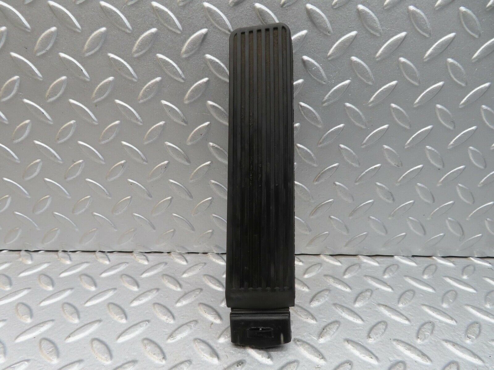 14281 Mercedes-Benz W116 350SE Accelerator Pedal With Rubber 1233010082