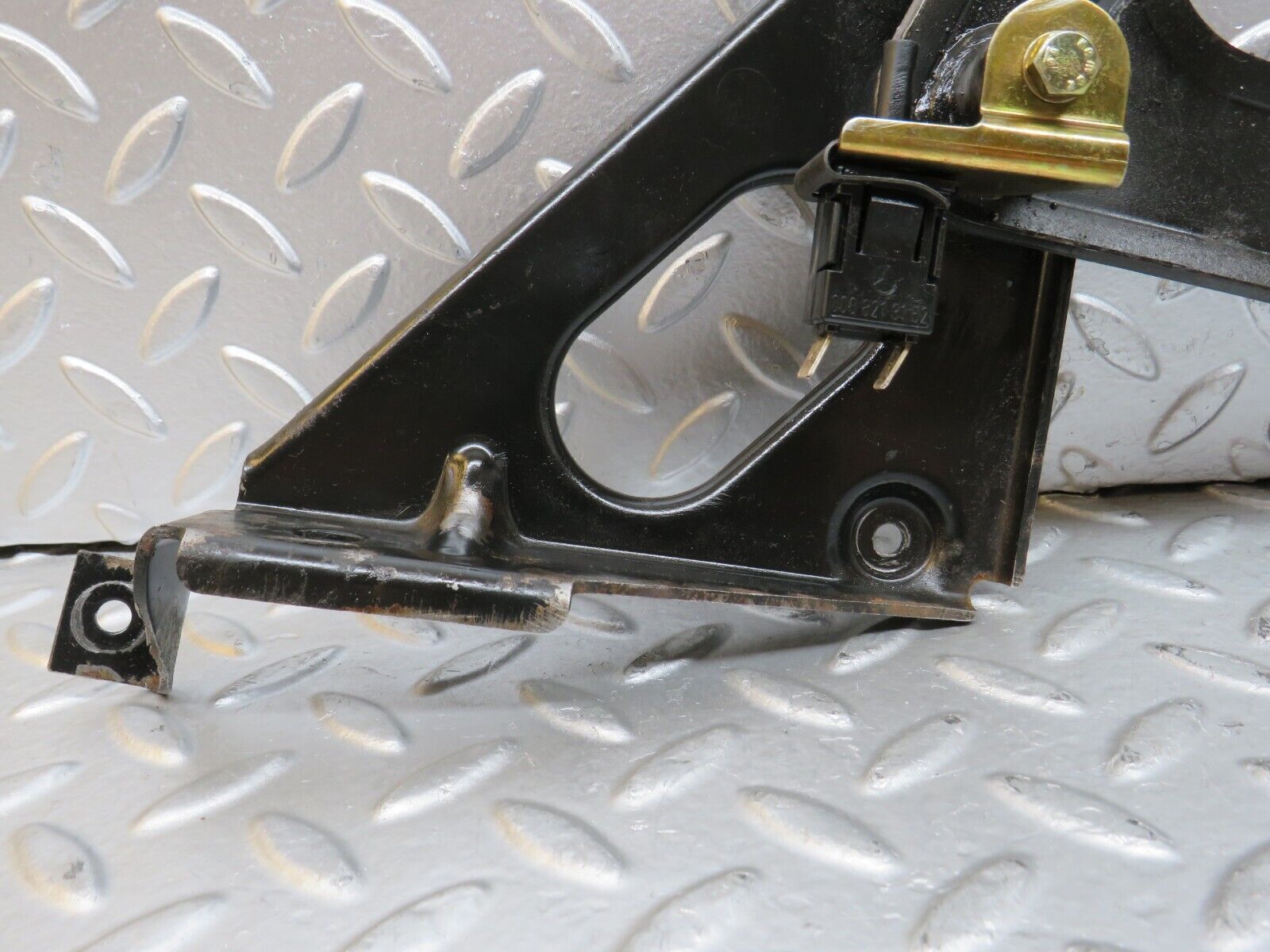 28390 Mercedes-Benz S123 240D Wagon Handbrake Regulator