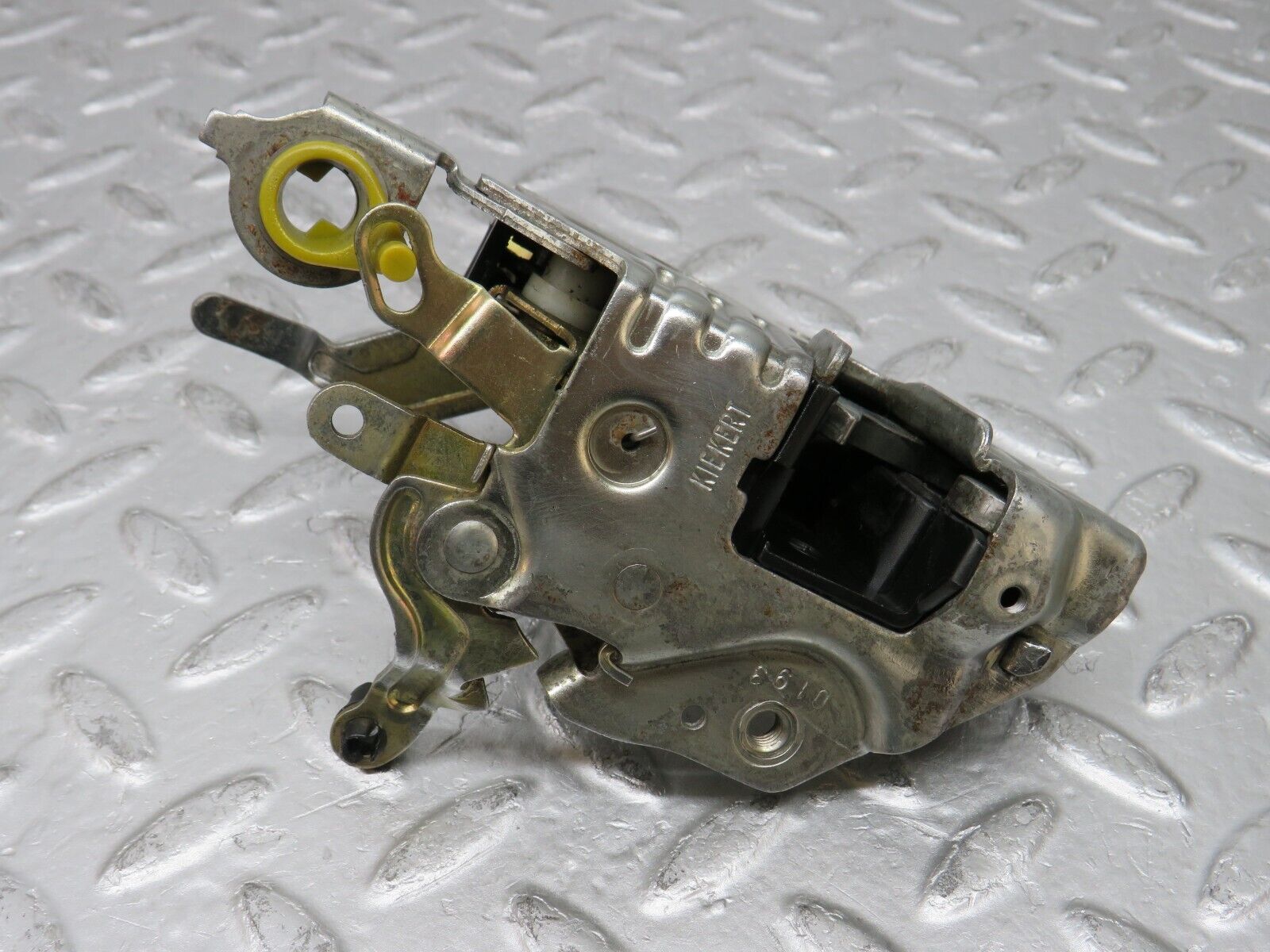 37808 Mercedes-Benz A124 320E Cabriolet Right Door Lock Mechanism