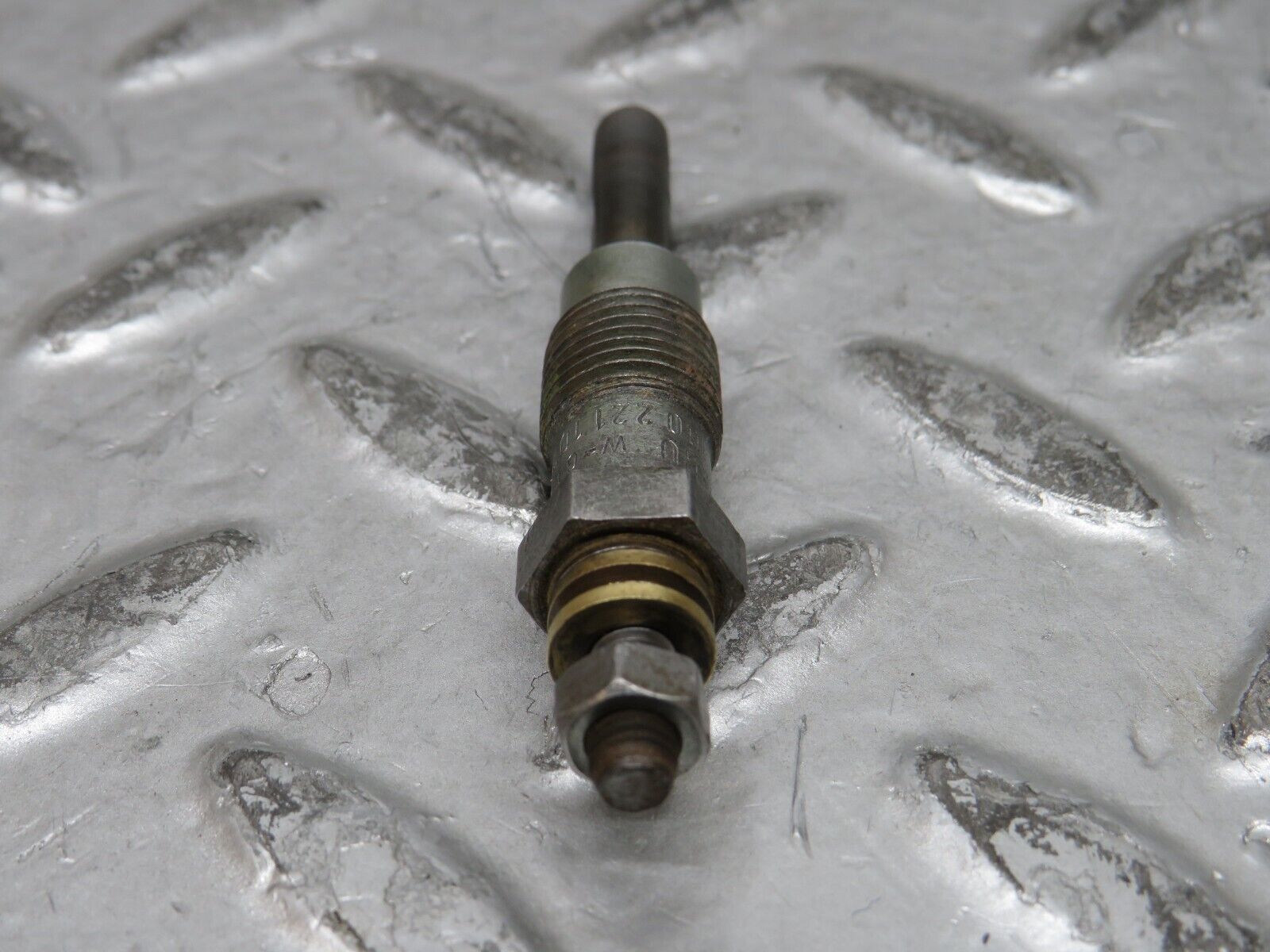 28499 Mercedes-Benz S123 240D Wagon Glow Plug Beru 0100221107