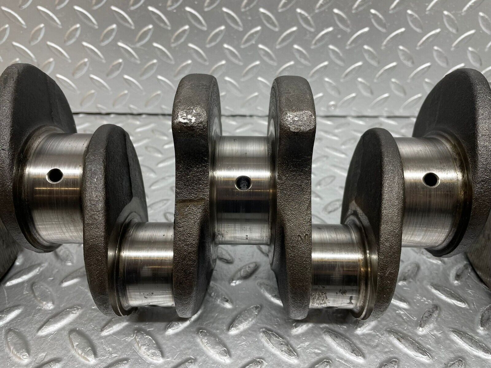 0349 Mercedes-Benz W123 220D Crankshaft  61504