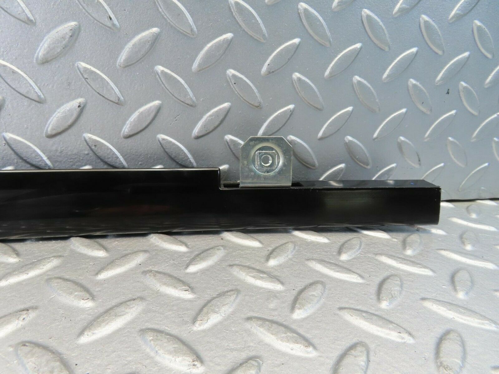 11158 Mercedes-Benz W221 S320 Rear Right Door Window Channel 2217300219