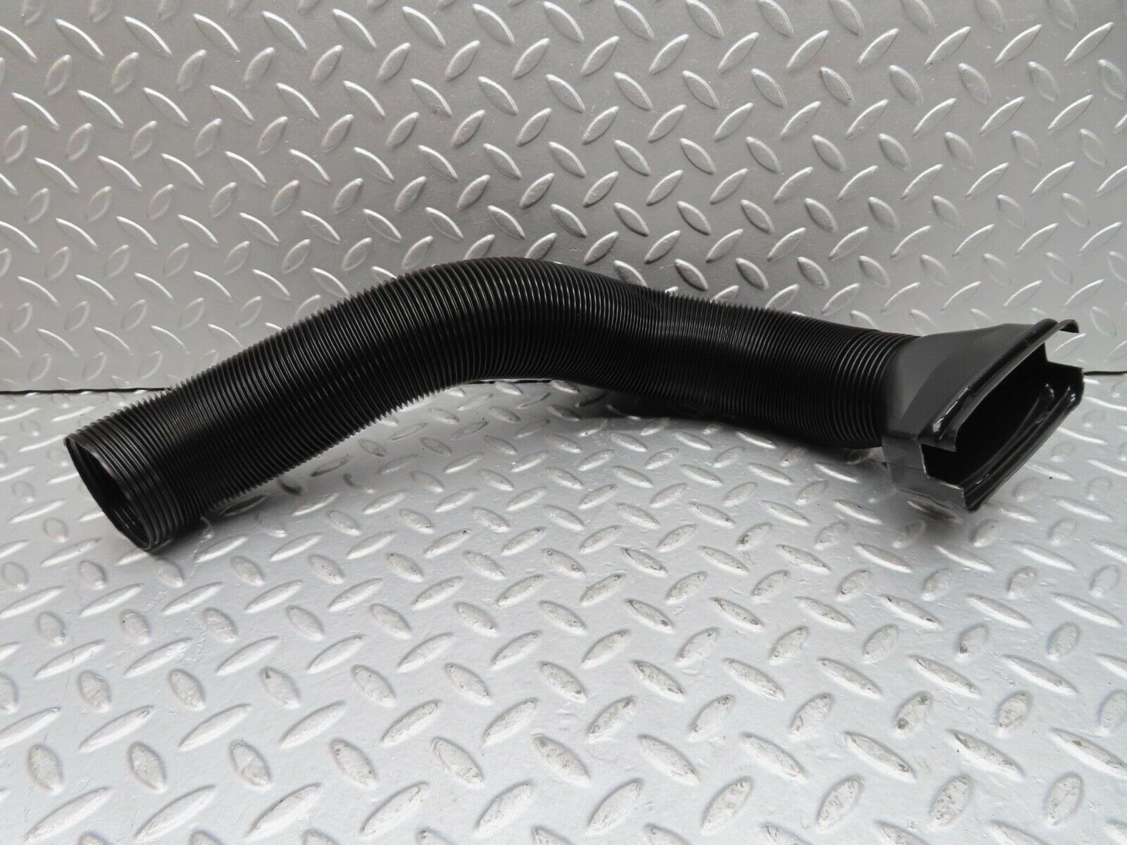 16192 Mercedes-Benz W124 260E Heater Pipe Air Pipe Left Side 1248310846
