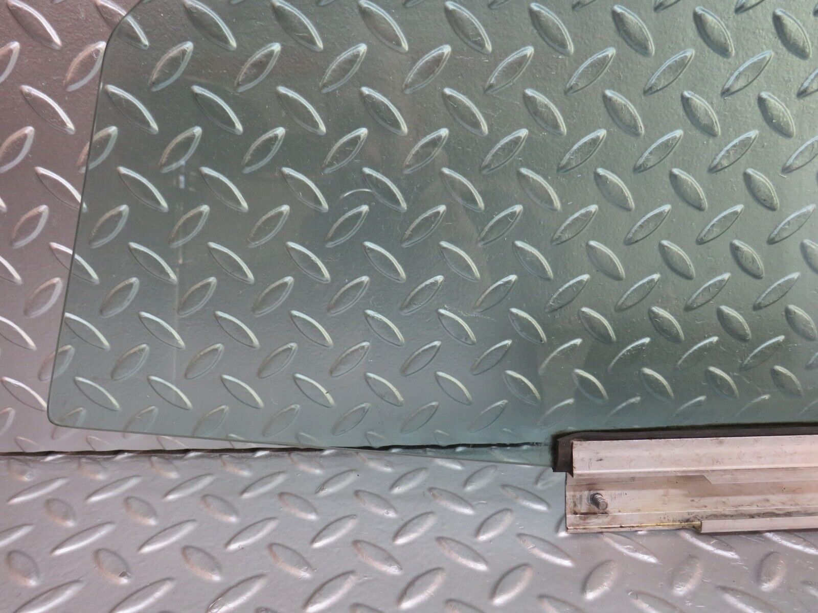 29263 Mercedes-Benz W124 230E Front Right Door Window Glass