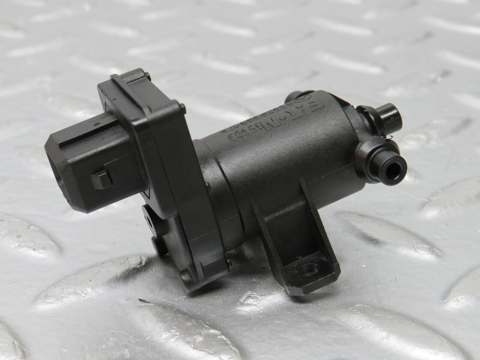 33482 Mercedes-Benz W202 C180 Heater Control Vacuum Valve 2028000178