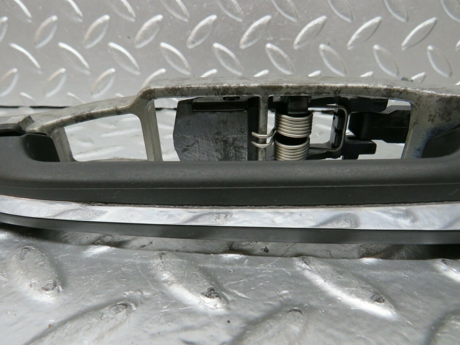 24256 Mercedes-Benz S124 220TE Front Left Exterior Door Handle No Key