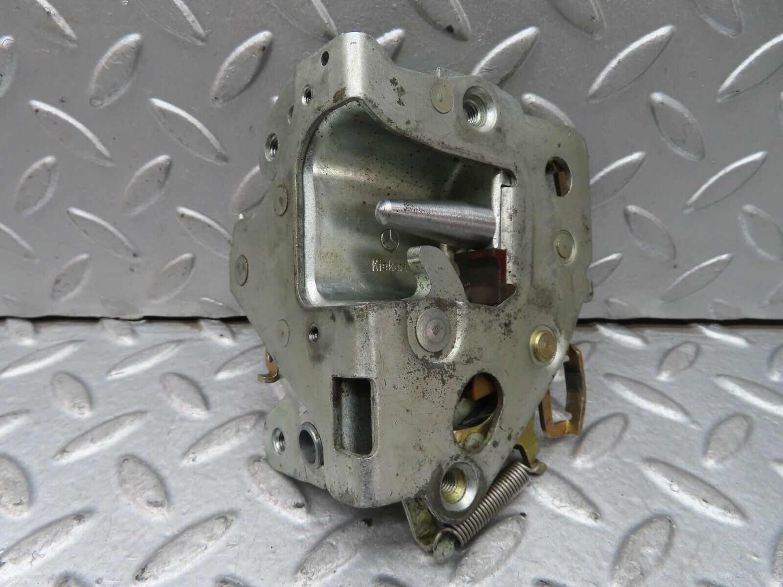 19152 Mercedes-Benz W123 300D Front Right Door Lock Mechanism