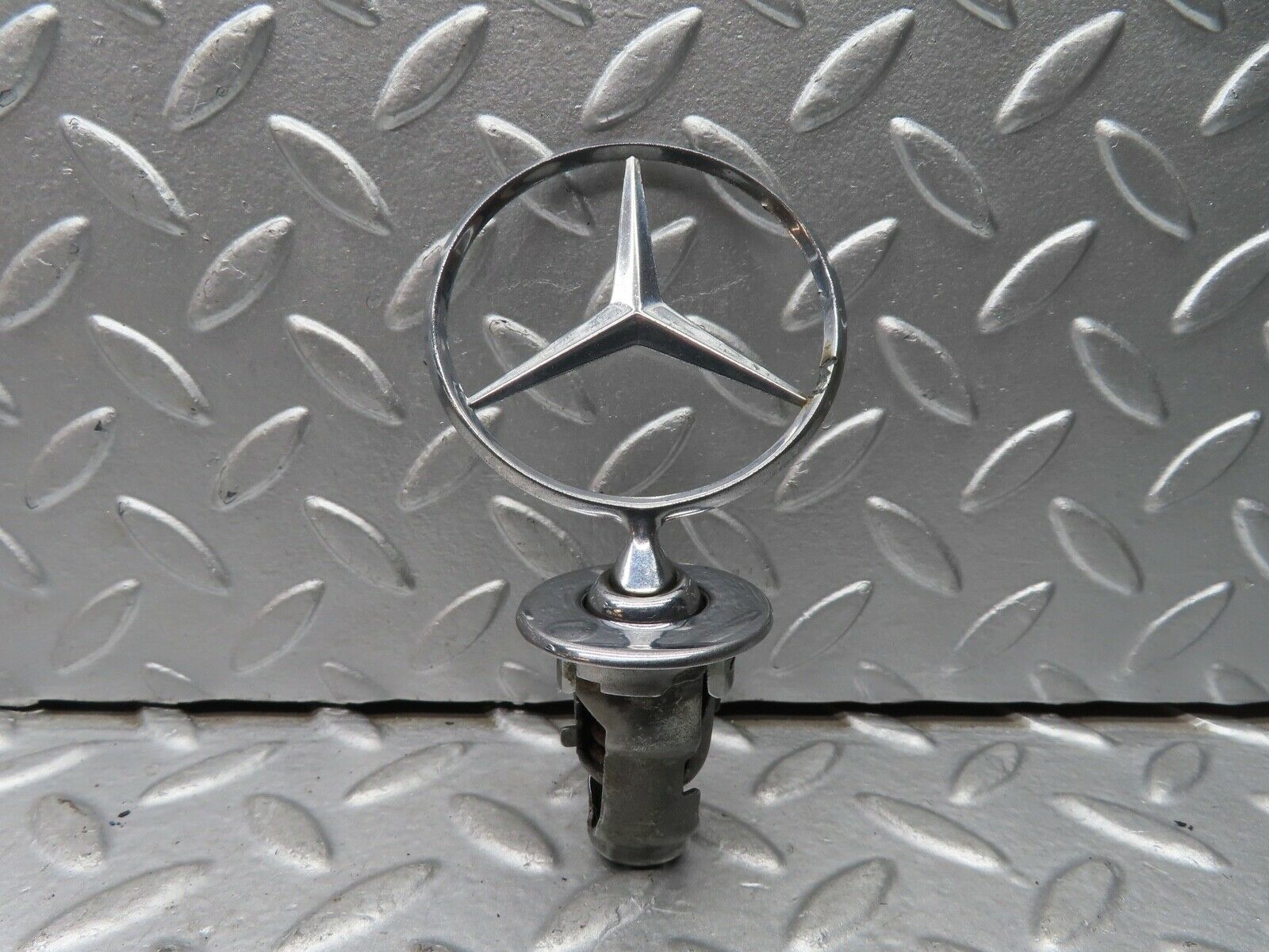 21544 Mercedes-Benz W126 300SE Front Badge Emblem 1238800086