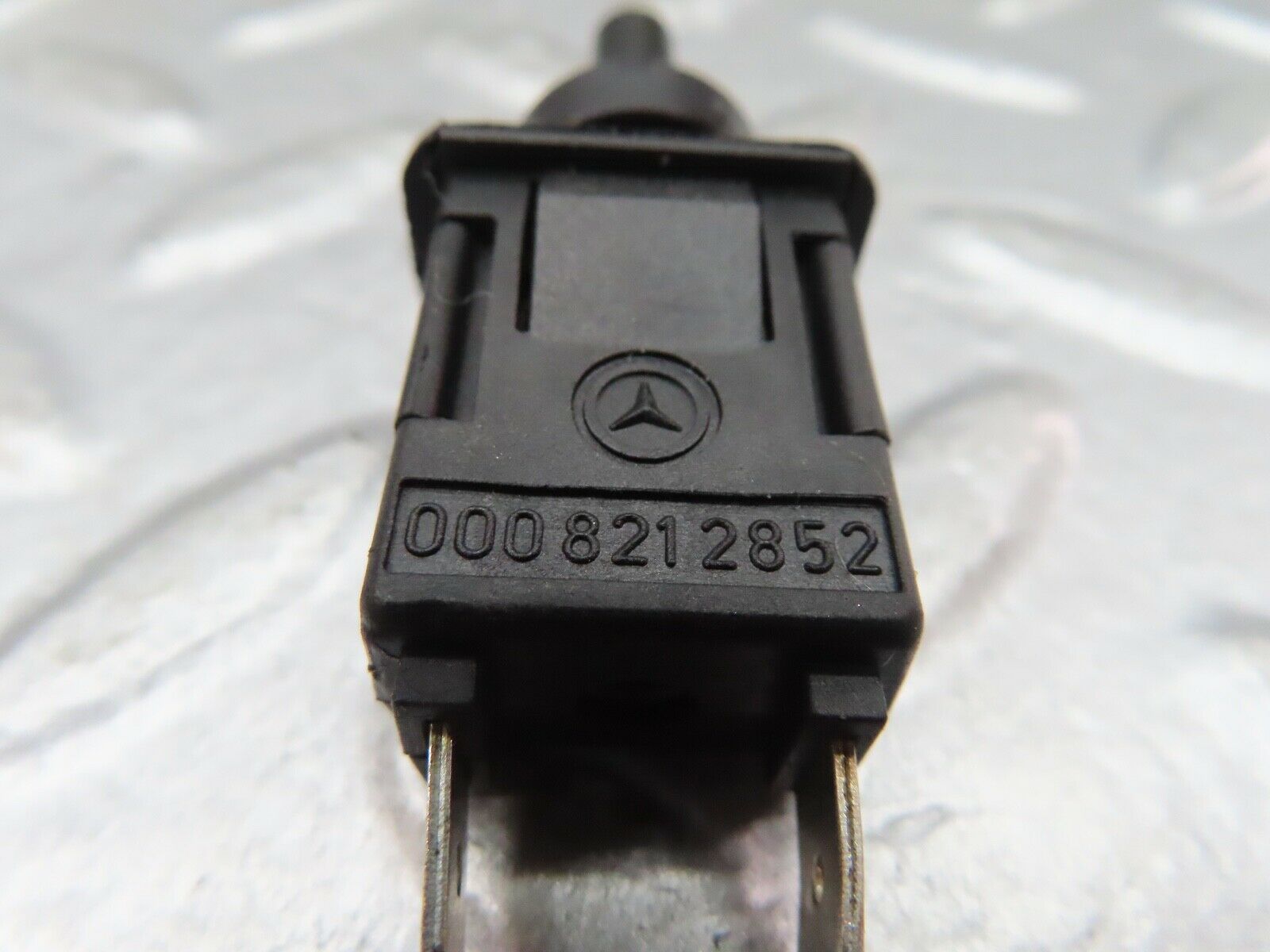 18086 Mercedes-Benz W123 200 Door Contact Switch 0008212852
