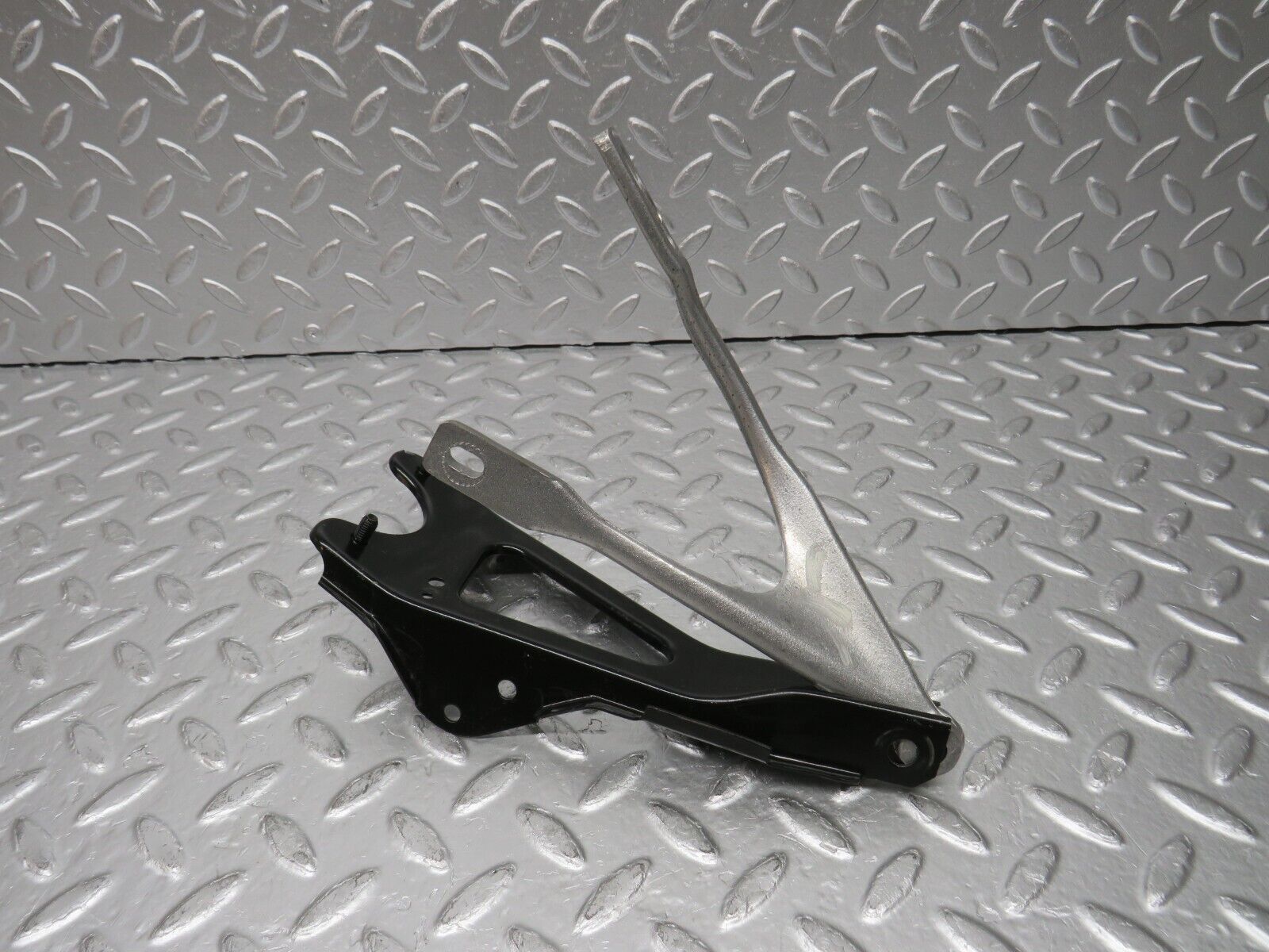 30724 Mercedes-Benz W201 190E 2.0L Steering Column Bracket