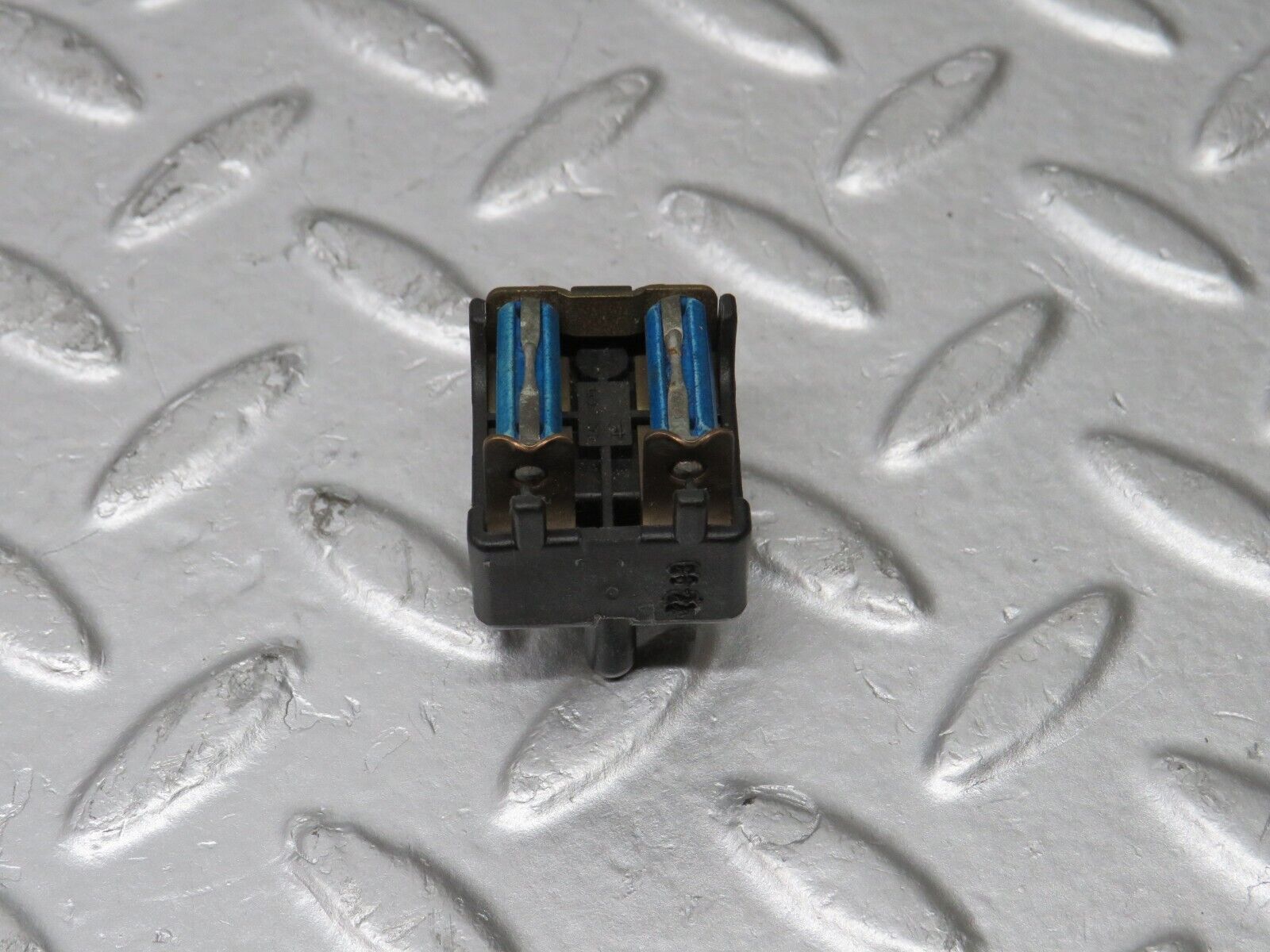 37953 Mercedes-Benz A124 320E Cabriolet Fuse Box Connector 2015400350