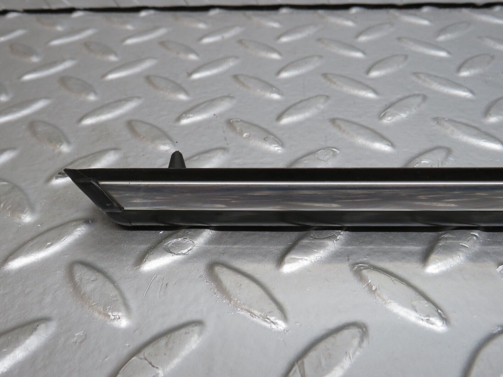 33630 Mercedes-Benz W123 Front Left Door Centre Moulding Trim