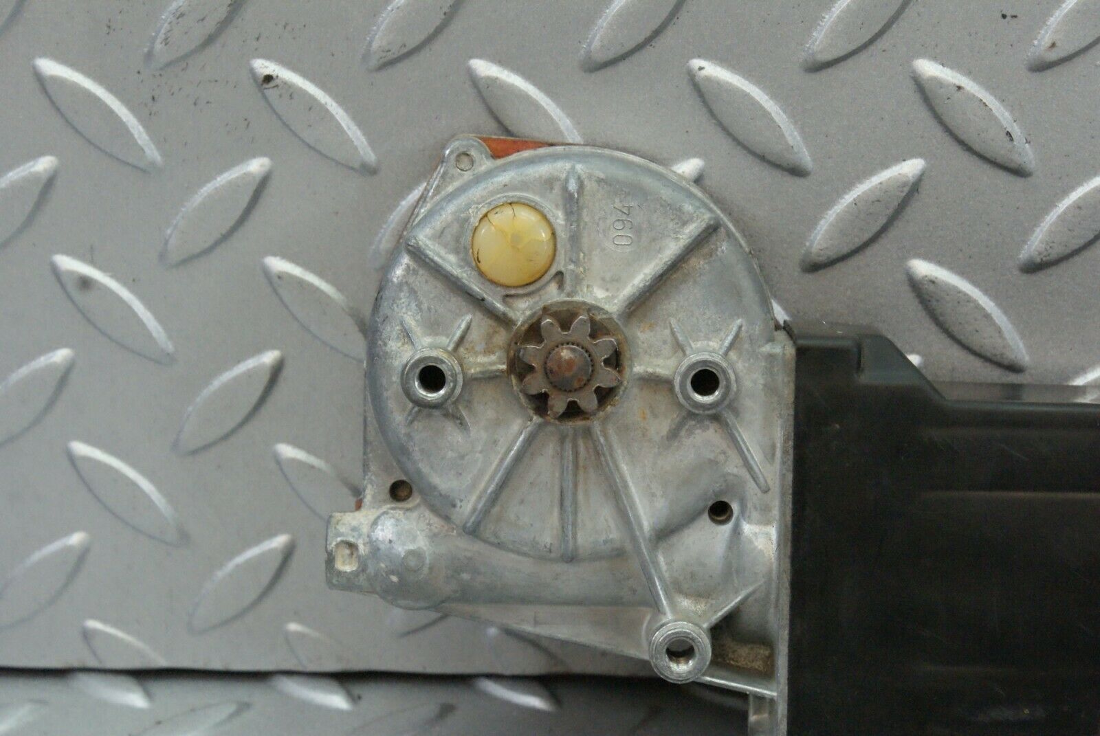2579 Mercedes-Benz W116 350SE Rear Right Window Regulator Motor 0130820062