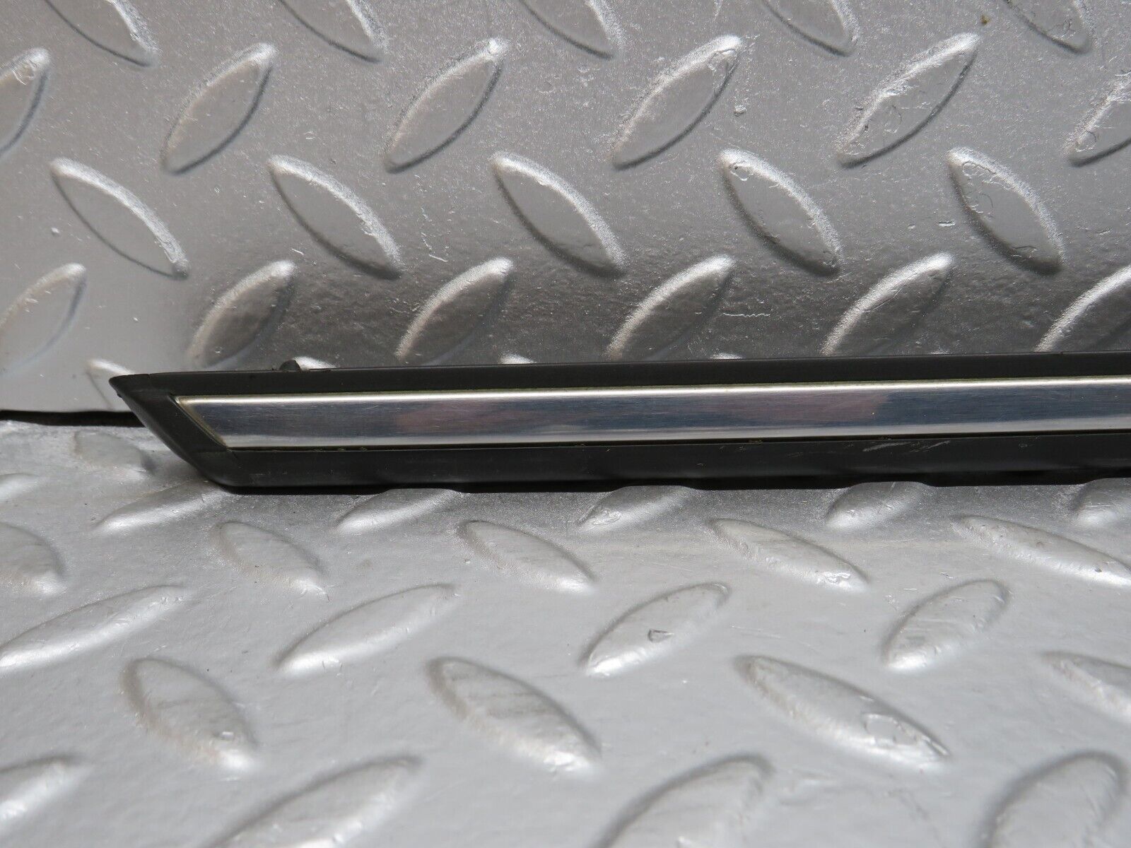 40641 Mercedes-Benz W123 300D Rear Left Door Centre Moulding Trim