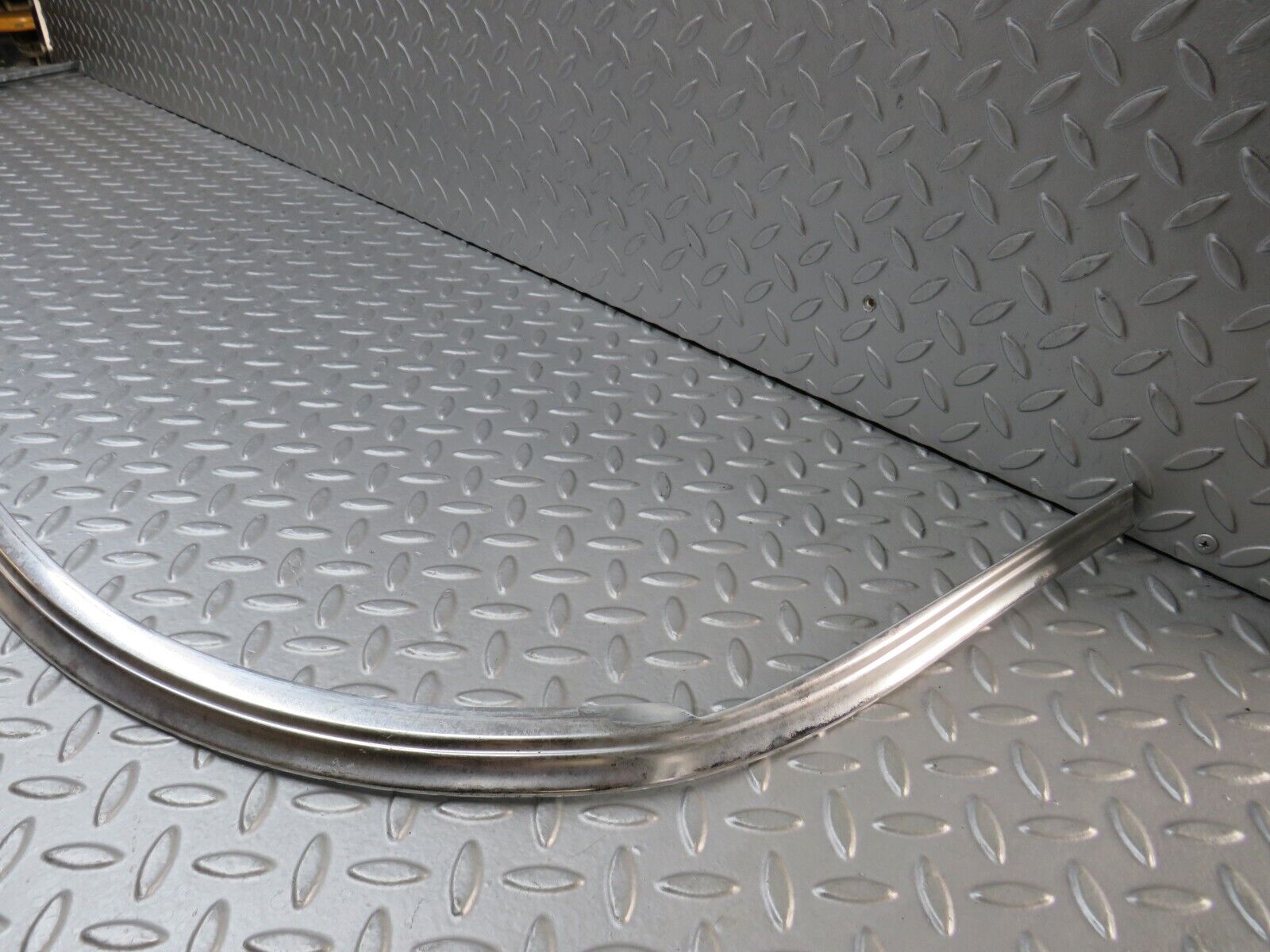 37582 Mercedes-Benz W109 300SEL Rear Windscreen Chrome Frame