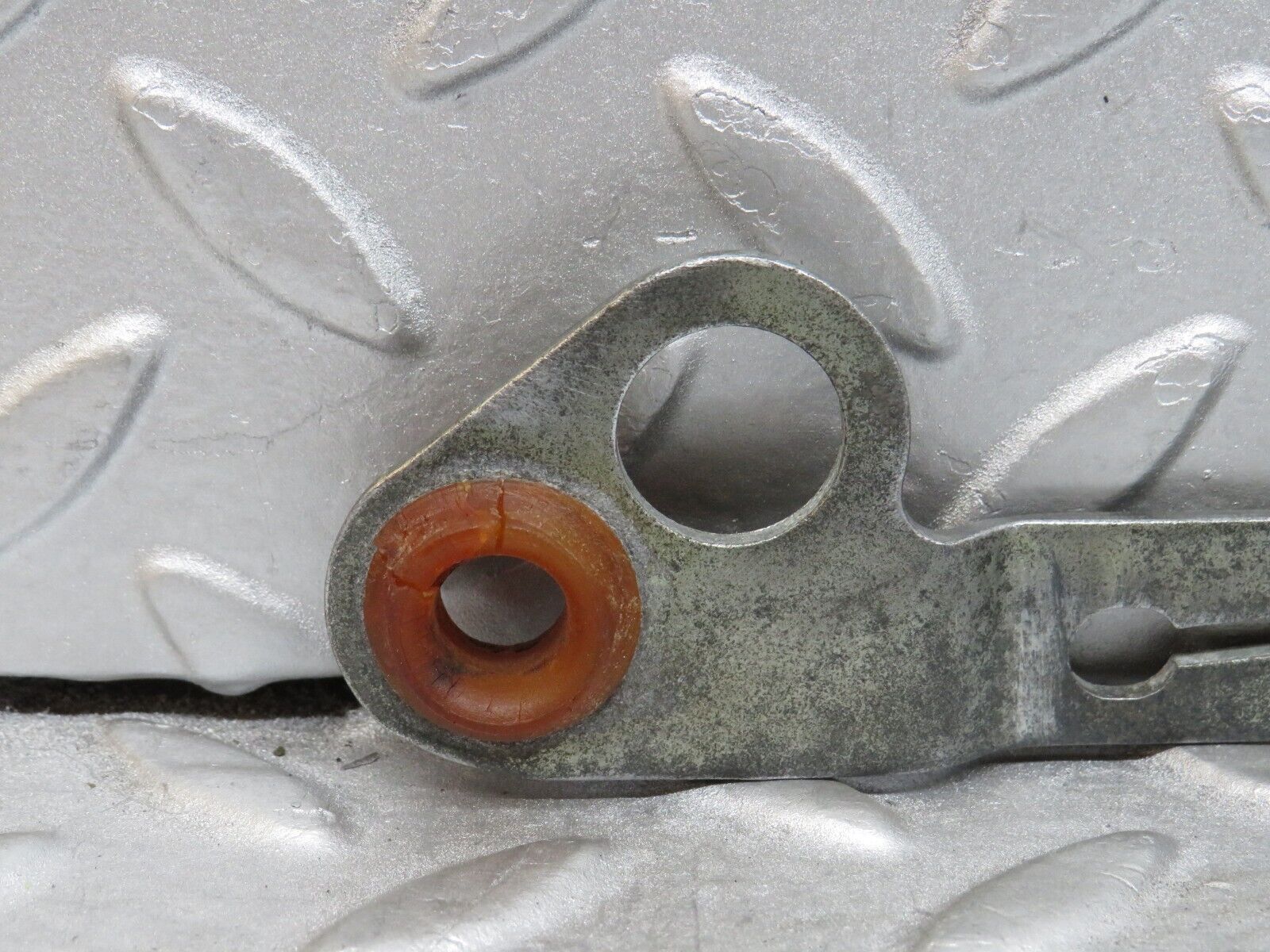 38113 Mercedes-Benz A124 320E Cabriolet Automatic Gearbox Linkage Bracket