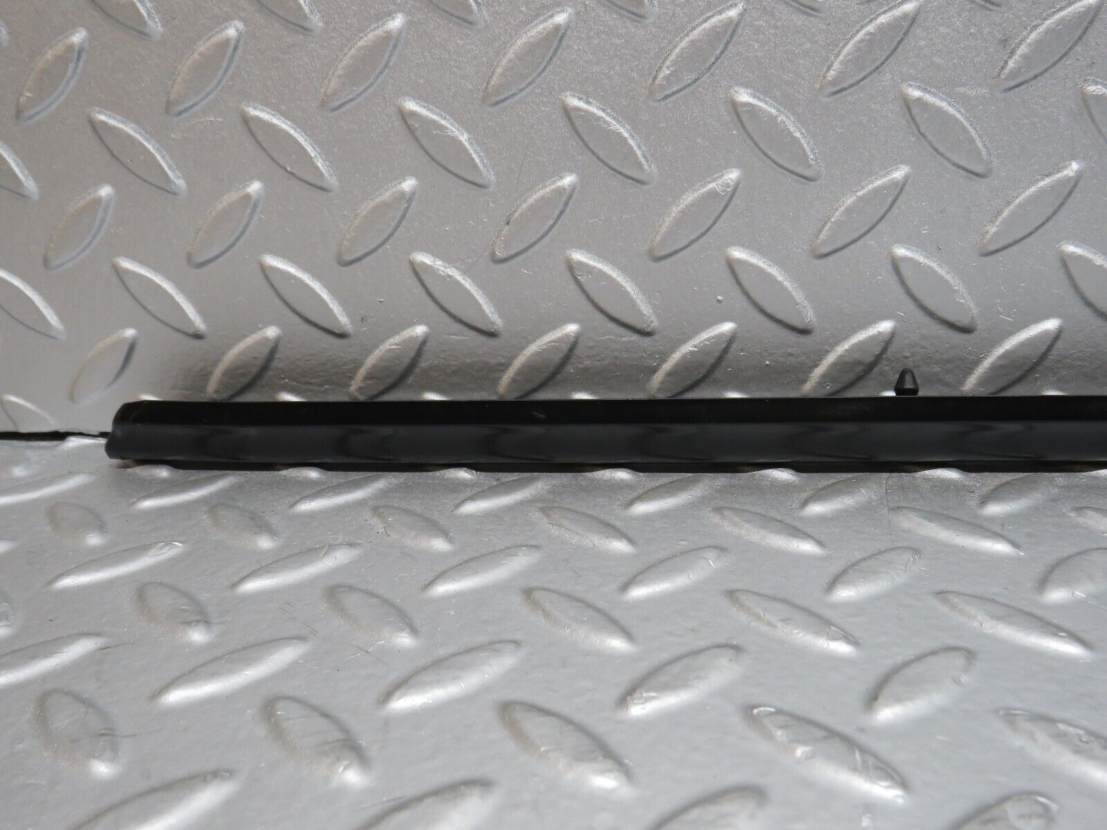 40639 Mercedes-Benz W123 300D Front Left Fender Wing Centre Moulding Trim