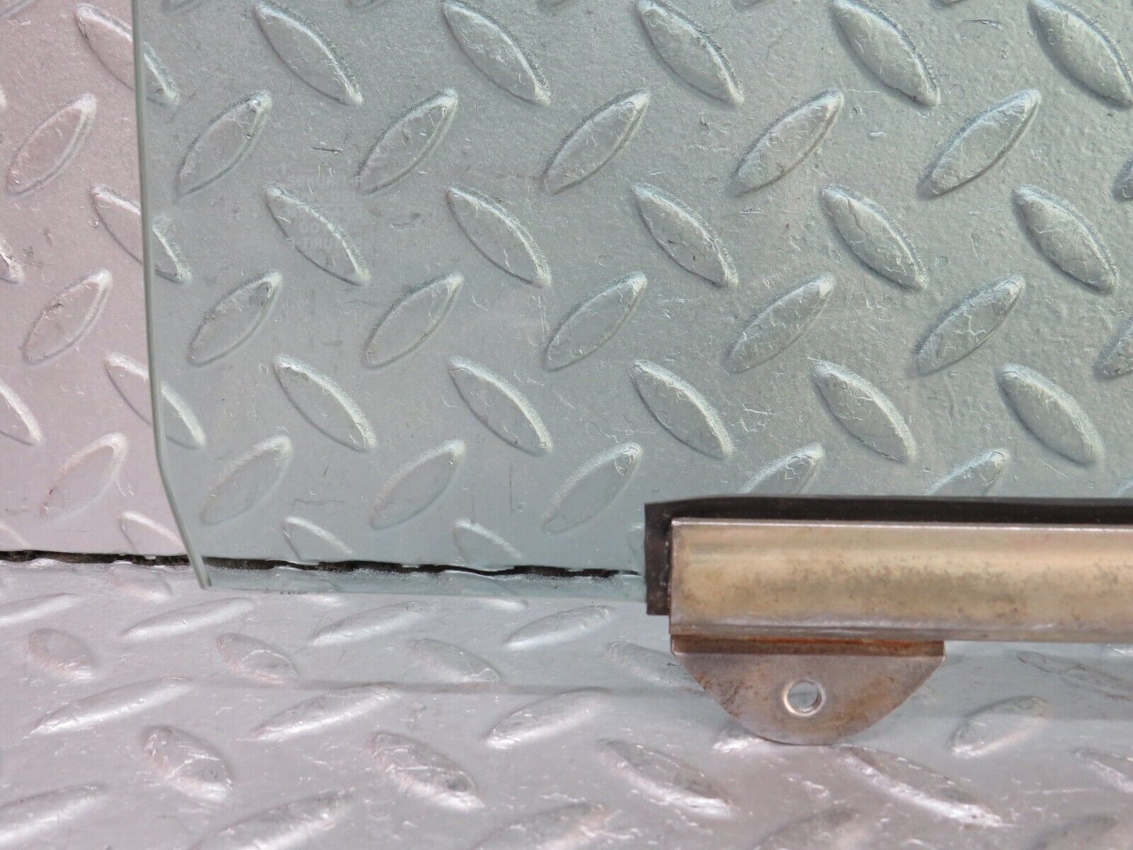 37514 Mercedes-Benz W109 300SEL Front Left Door Window Glass