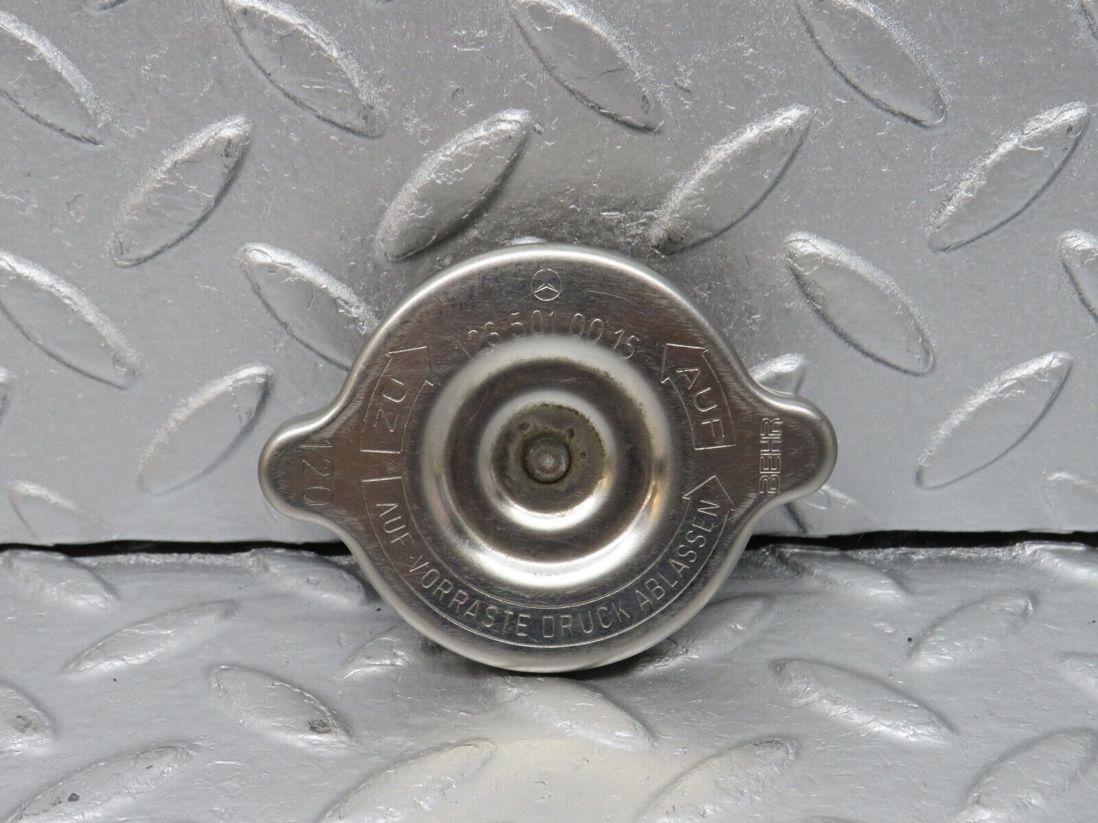 40681 Mercedes-Benz W123 300D Radiator Cap Behr 1235010015