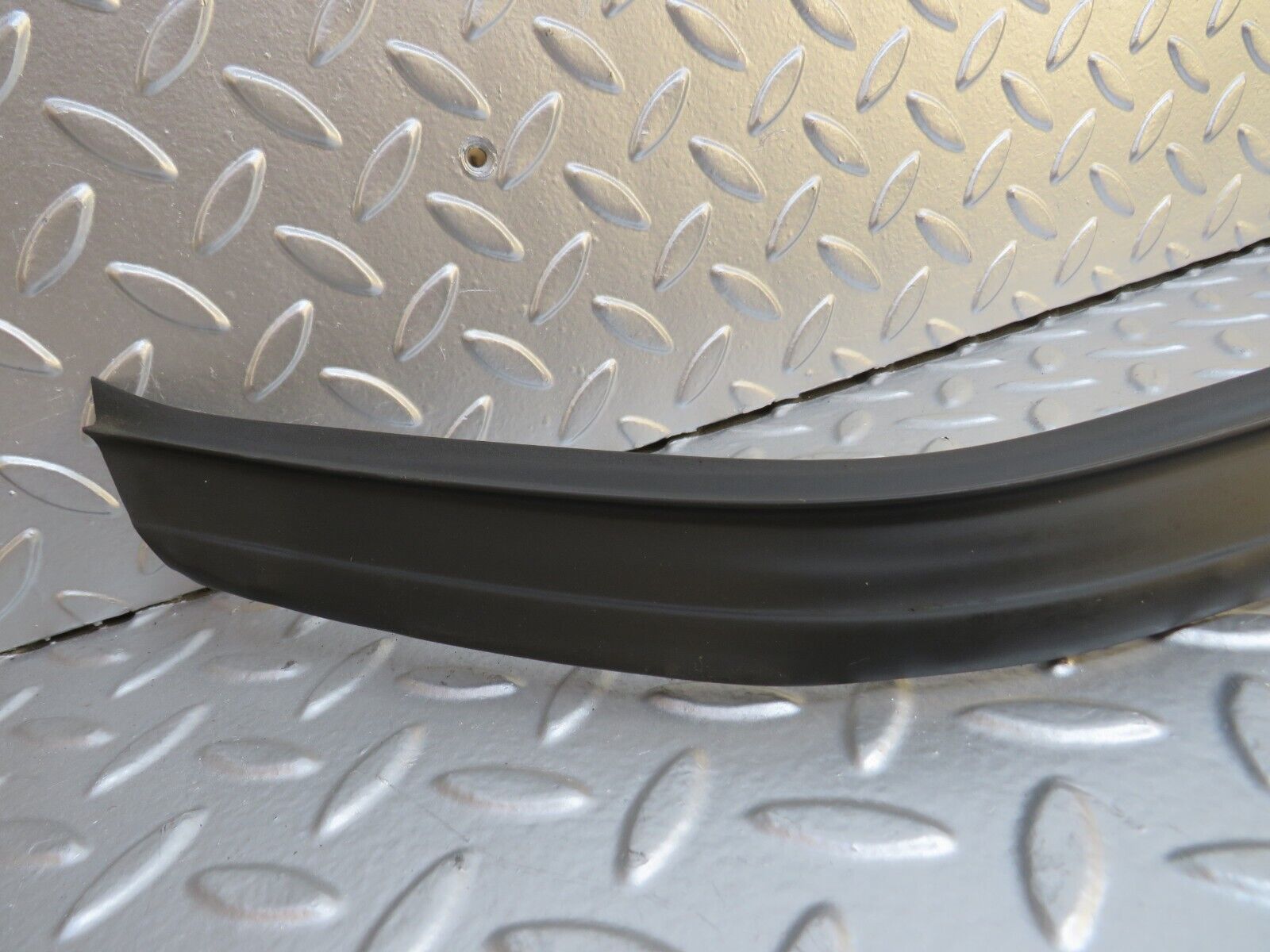 29242 Mercedes-Benz W124 230E Rear Windscreen Lower Rubber Seal