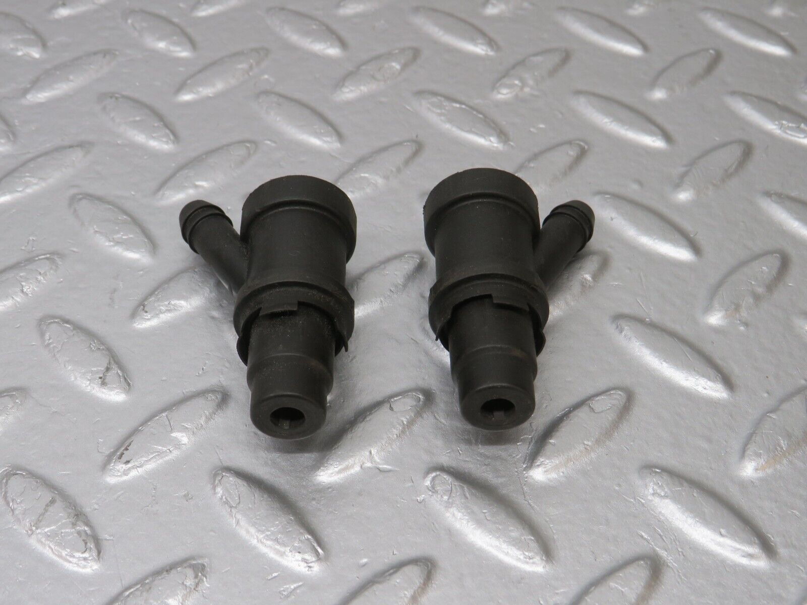 40265 Mercedes-Benz R107 Fuel Injector Holder 2x