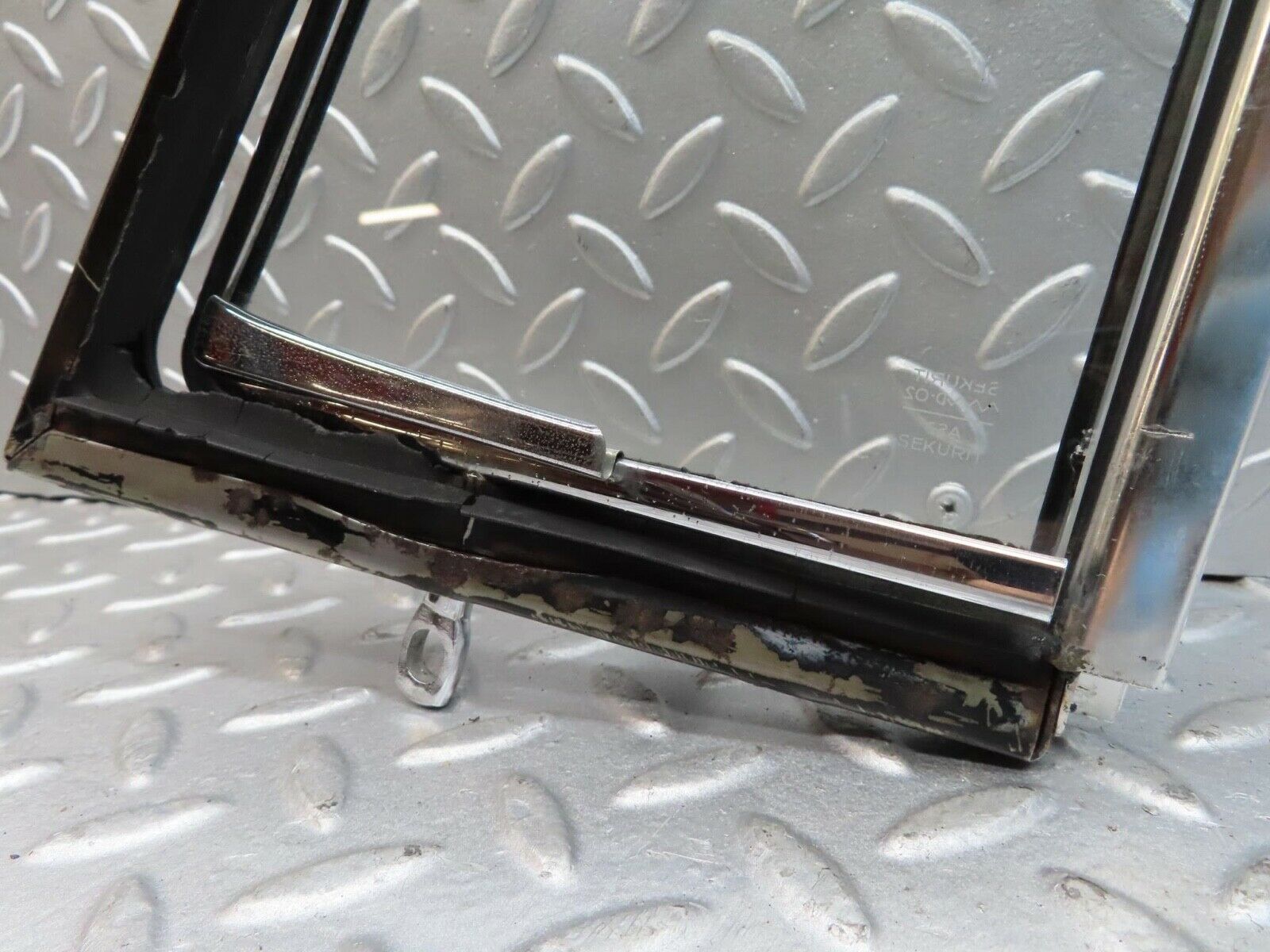 12650 Mercedes-Benz W111 220SE Front Left Quarter Window Glass