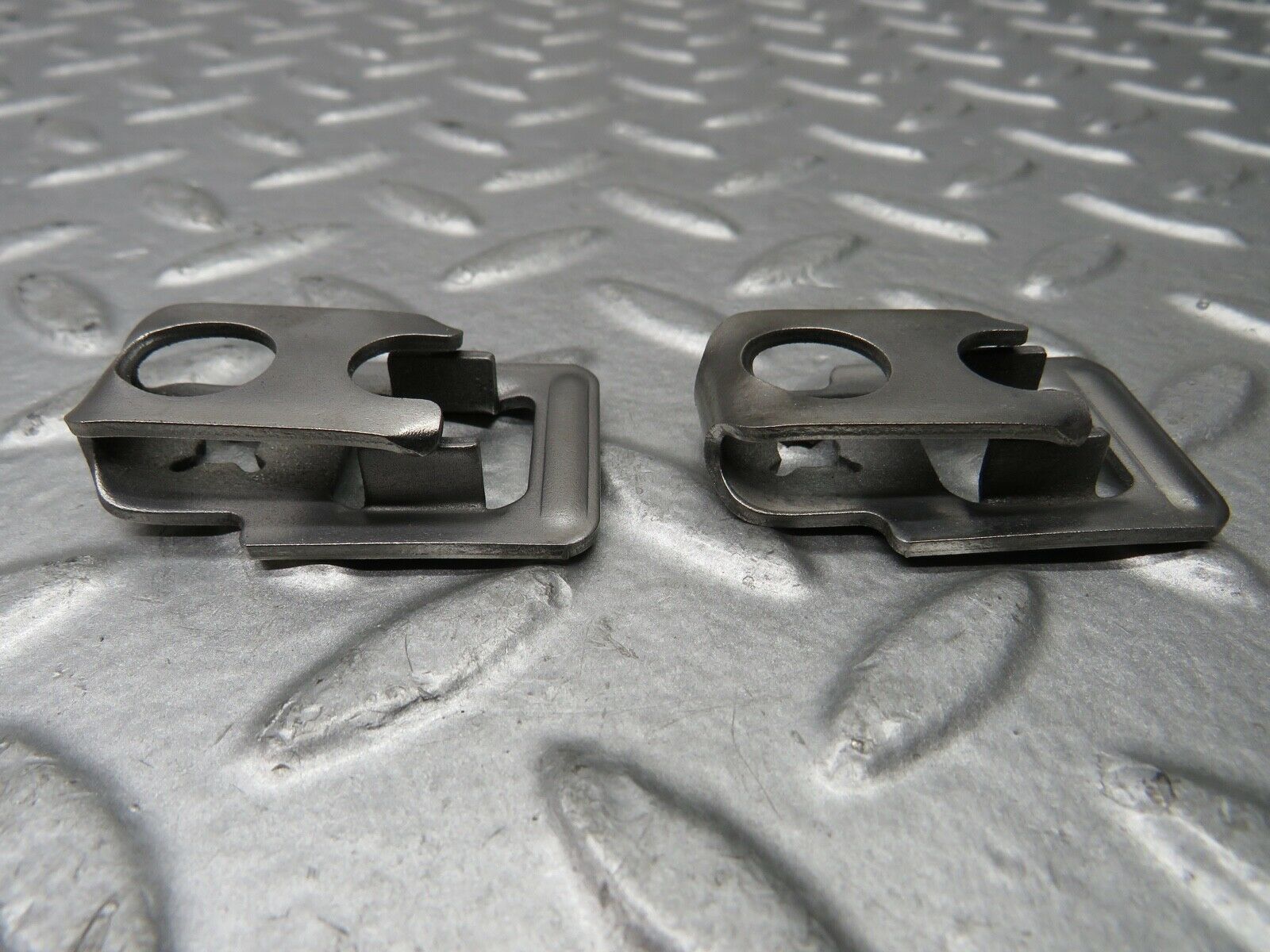 21800 Mercedes-Benz W126 300SE Fuel Injector Bracket 2 pcs