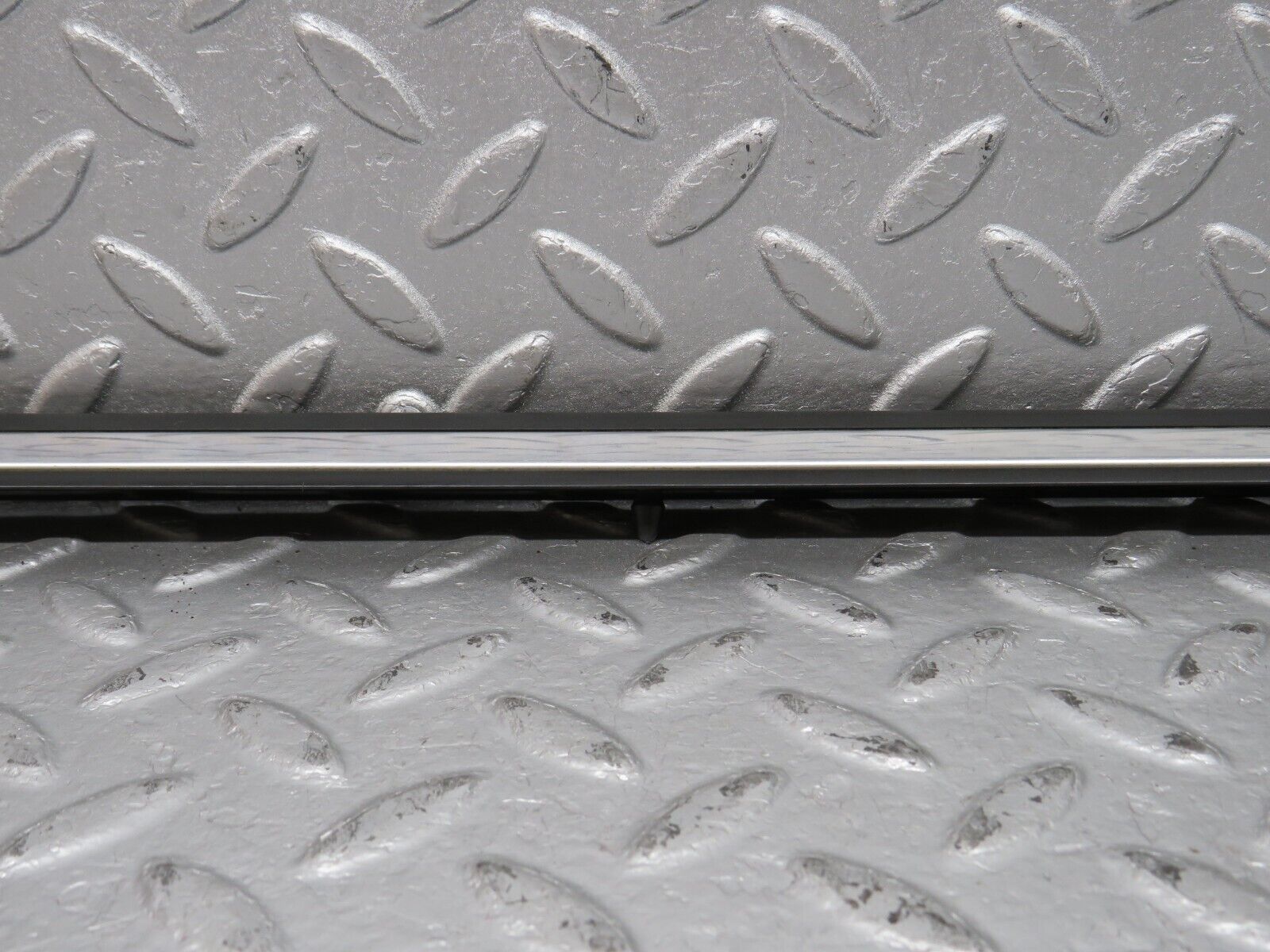 40640 Mercedes-Benz W123 300D Rear Right Door Centre Moulding Trim