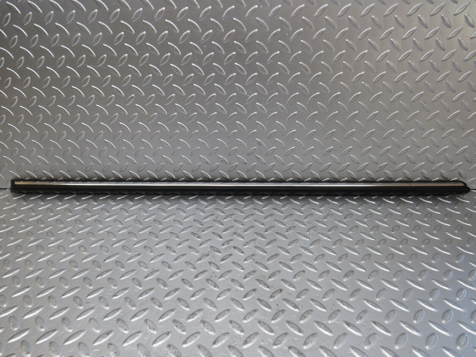 26080 Mercedes-Benz W116 450SE Front Left Door Centre Moulding Trim