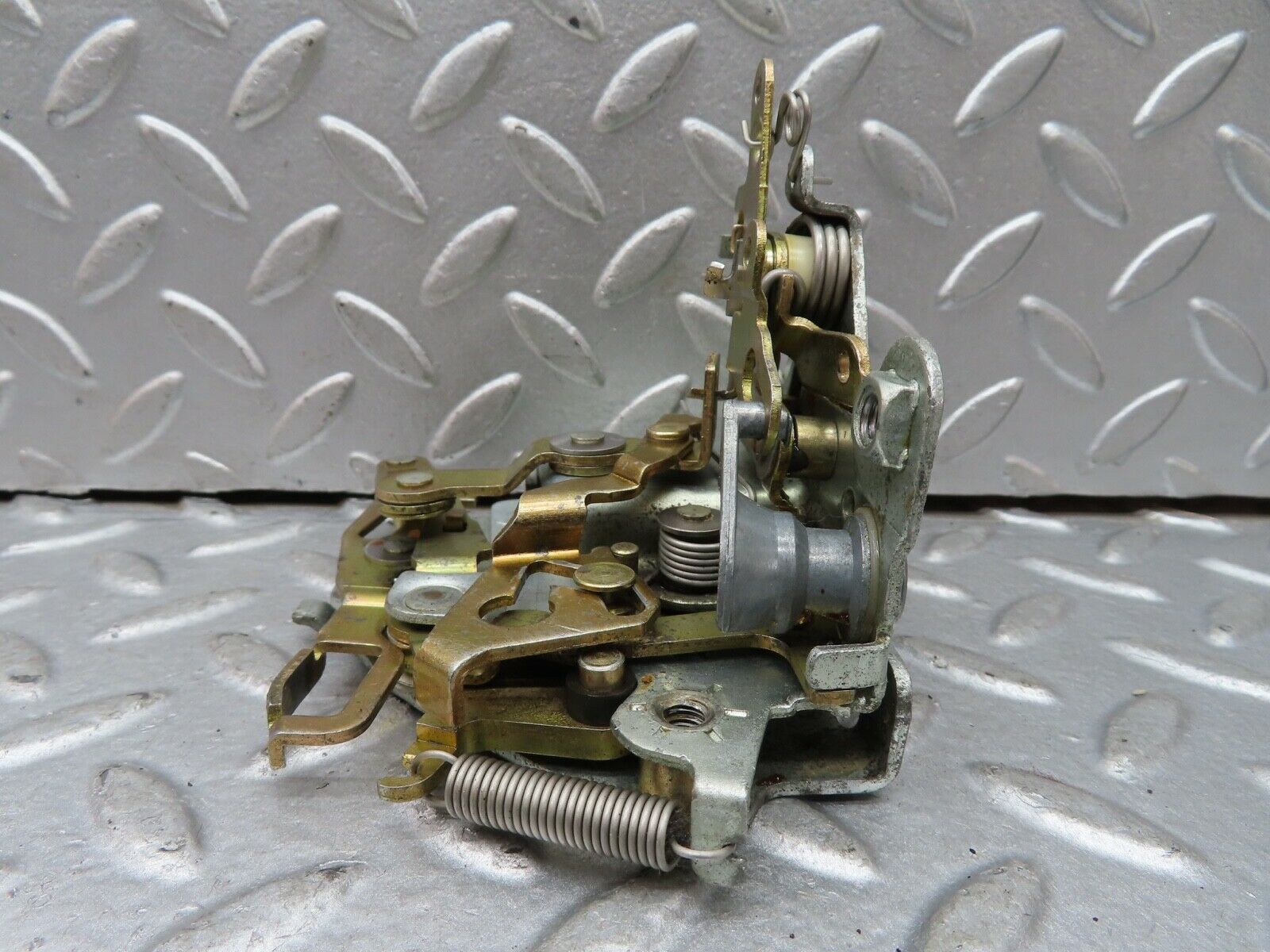 19152 Mercedes-Benz W123 300D Front Right Door Lock Mechanism