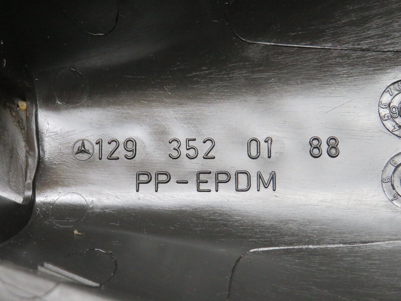 31592 Mercedes-Benz W201 190LE 1.8L Rear Control Arm Cover Pair 1293520188