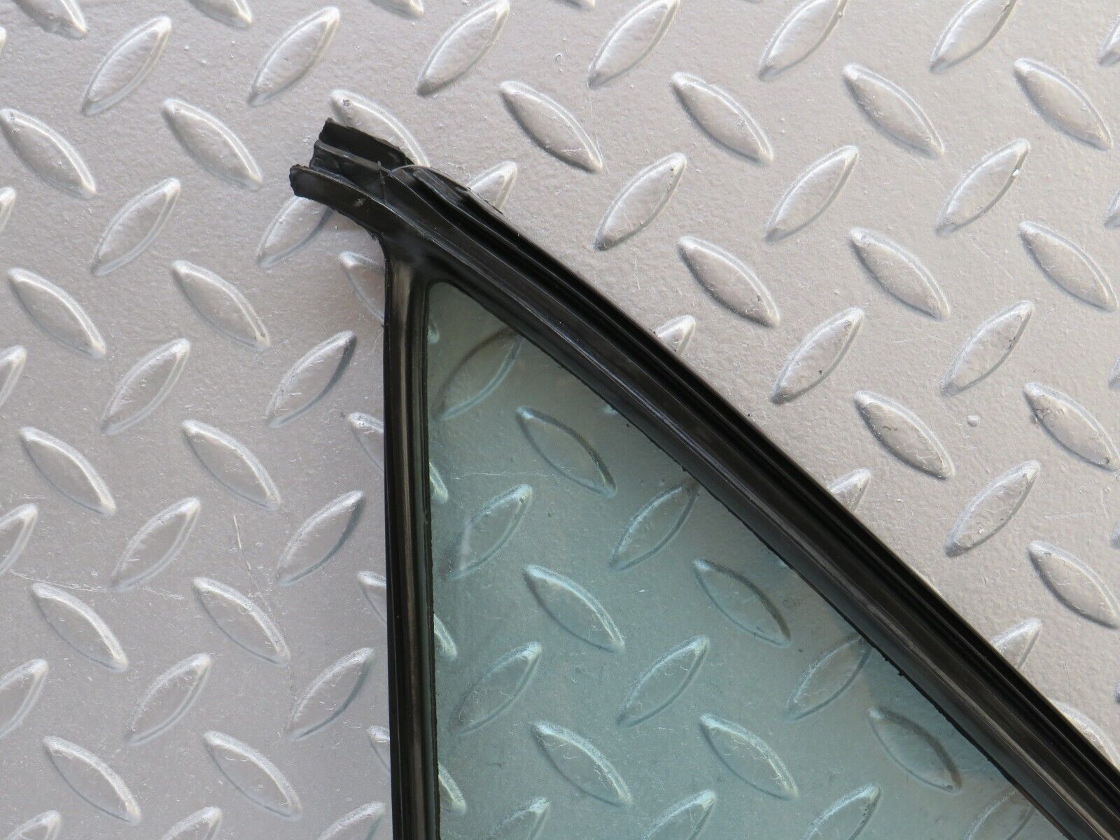 36062 Mercedes-Benz W126 420SE Rear Right Quarter Window 1267350224