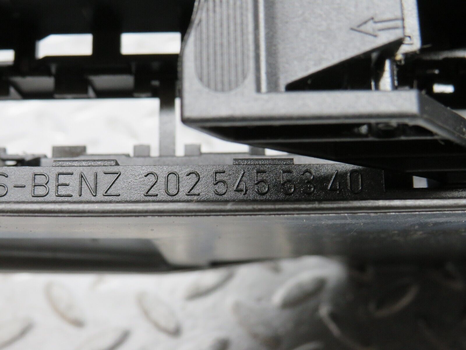 33445 Mercedes-Benz W202 C180 Fuse Box 2025455340 2025453401 2025451203