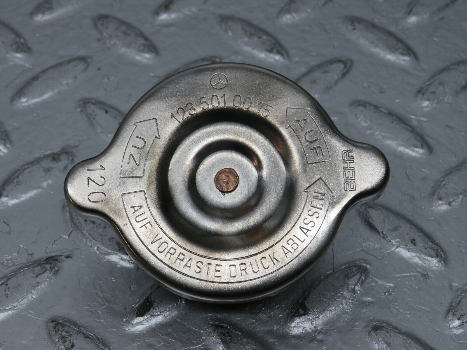 31072 Mercedes-Benz W123 200D Radiator Cap Behr 1235010015