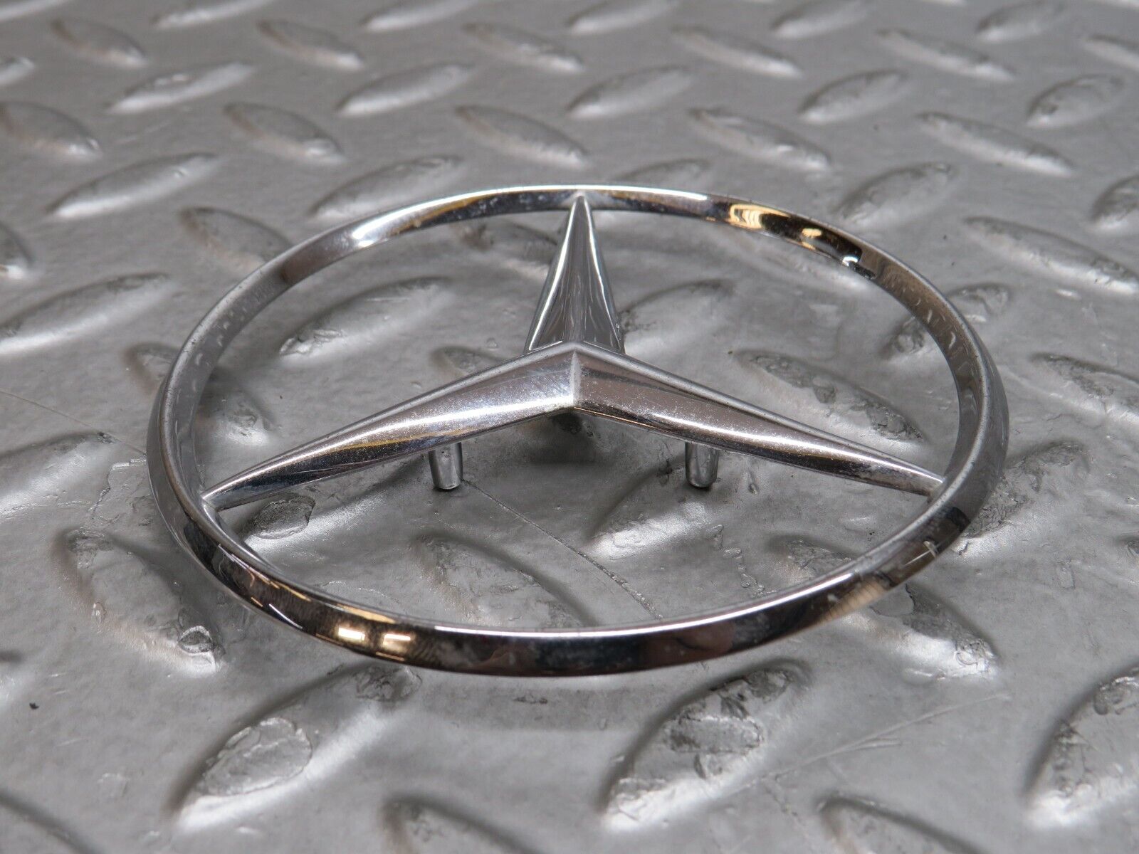 29474 Mercedes-Benz W124 230E Chrome Rear Emblem 2017580058