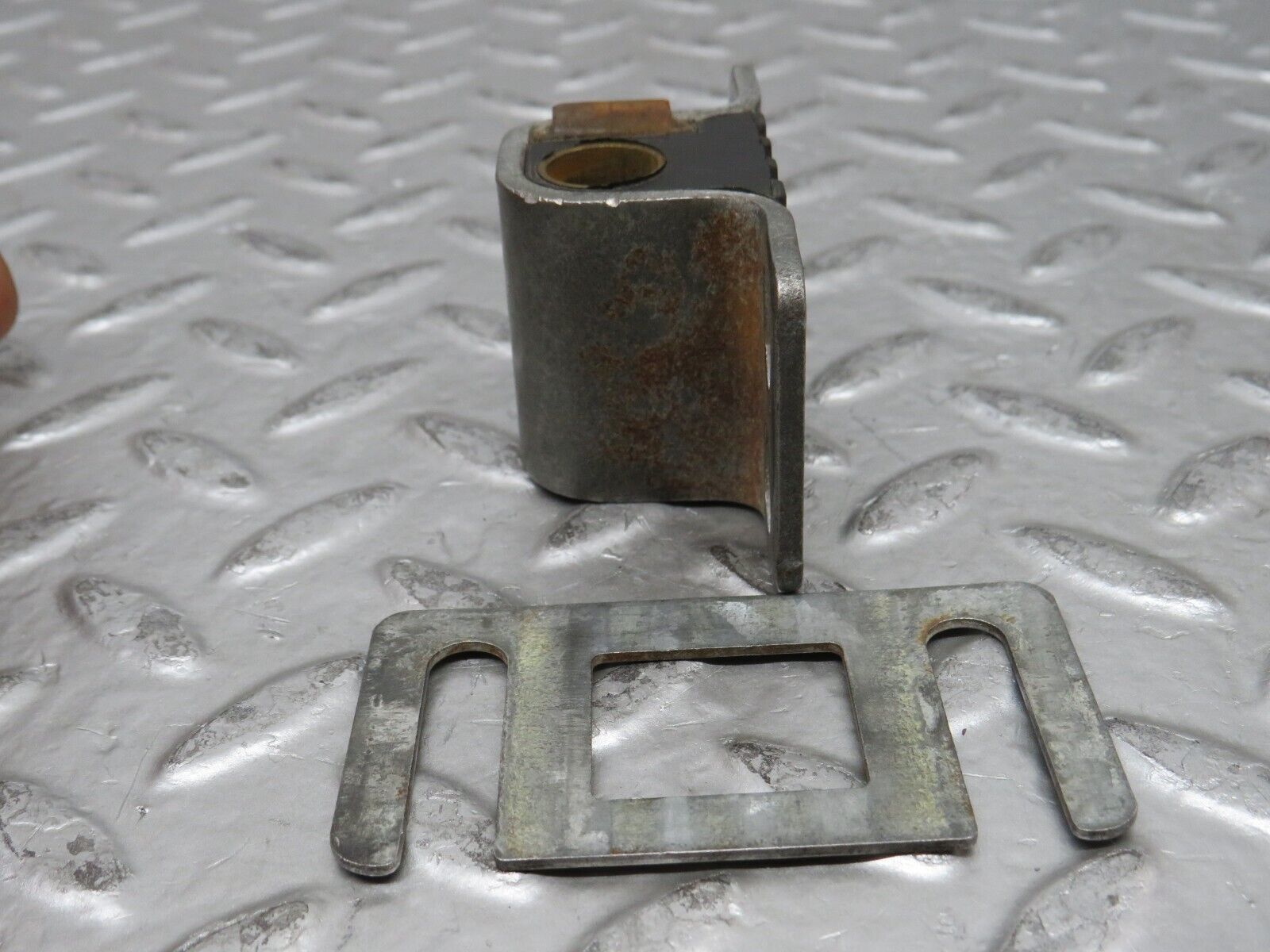 27945 Mercedes-Benz W123 280E Door Lock Latch Right Side