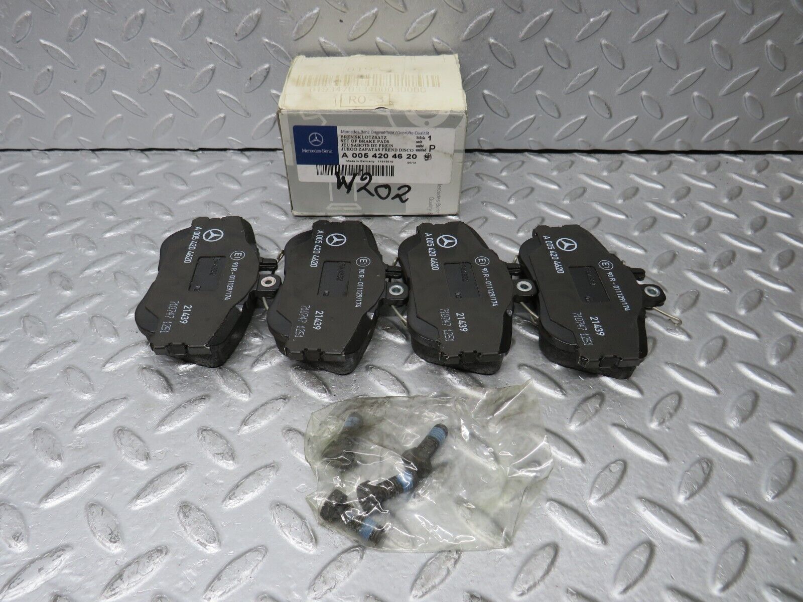 38206 Mercedes-Benz W202 Genuine Front Brake Pads New 0054204620