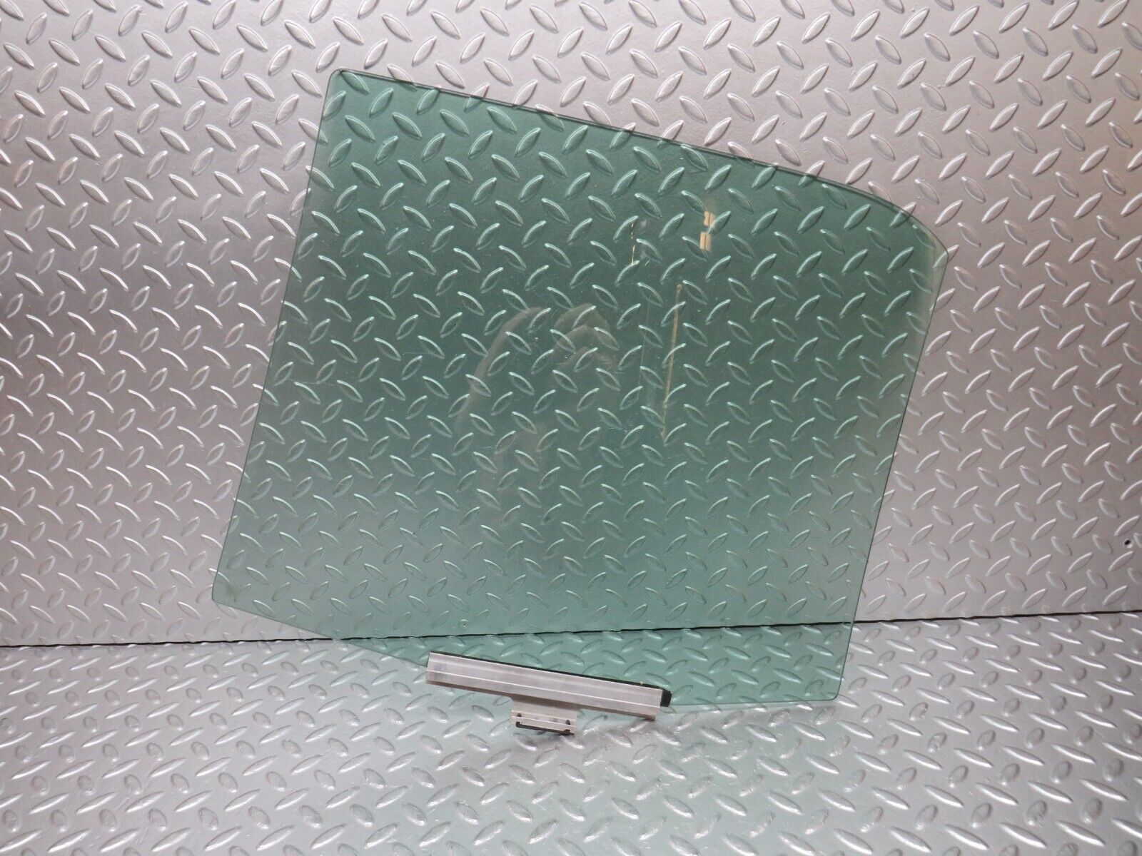 30417 Mercedes-Benz W124 230E Rear Right Door Window Glass