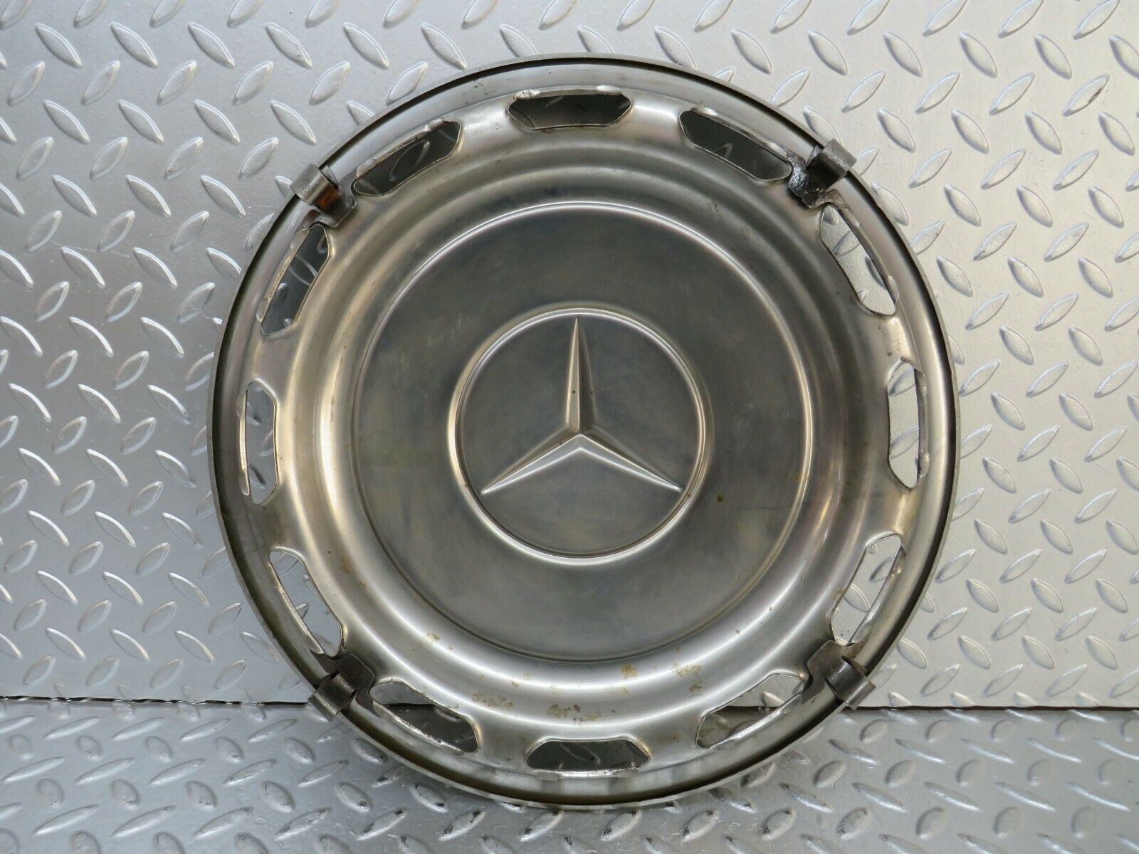 23866 Mercedes-Benz C107 450SLC Coupe Wheel Trim Hub Cap 14"
